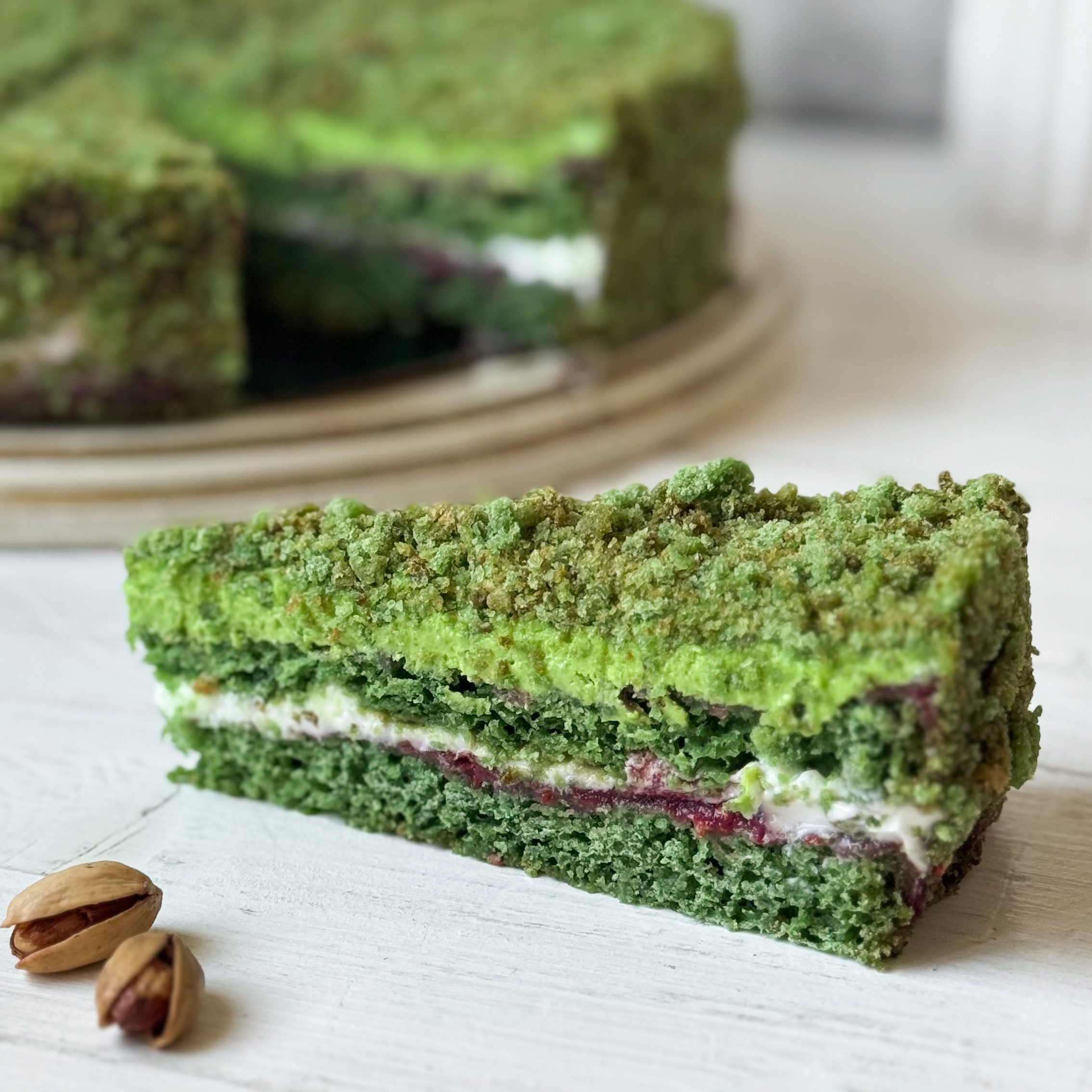 Солоноватый вкус фисташки с нежным муссом и малиновым конфитюром - невероятно сочный торт!  изображение 1