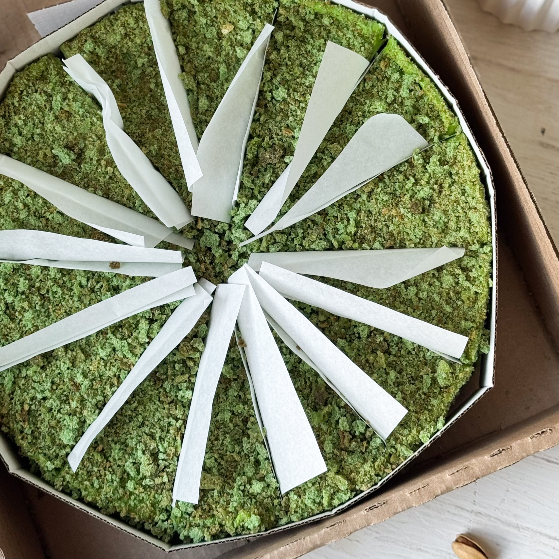 Солоноватый вкус фисташки с нежным муссом и малиновым конфитюром - невероятно сочный торт!  изображение 2