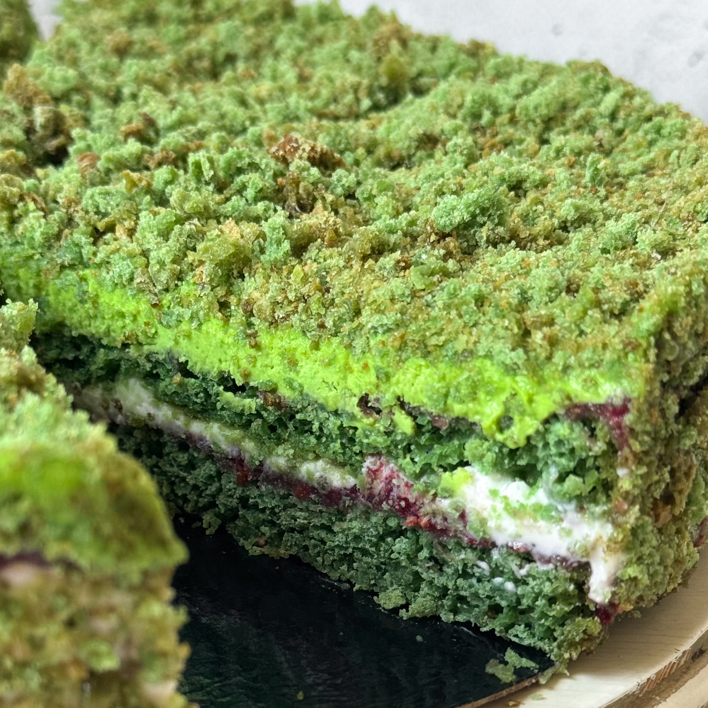 Солоноватый вкус фисташки с нежным муссом и малиновым конфитюром - невероятно сочный торт!  изображение 11