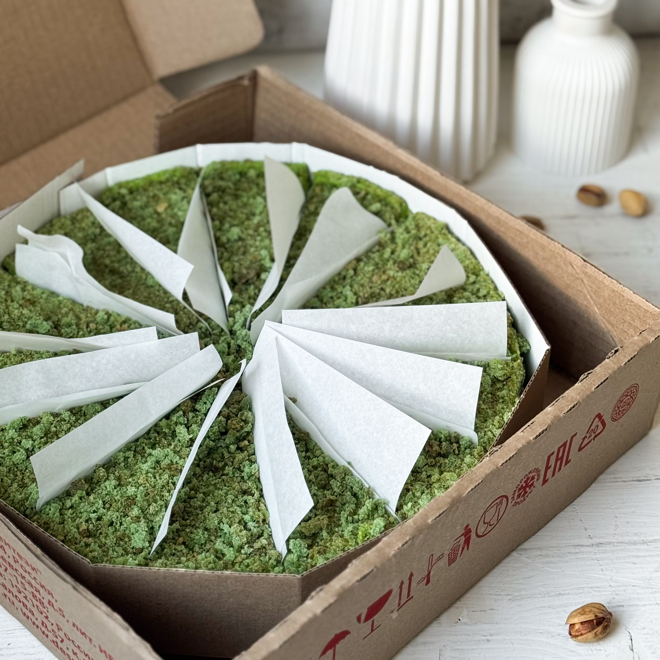 Солоноватый вкус фисташки с нежным муссом и малиновым конфитюром - невероятно сочный торт!  изображение 12