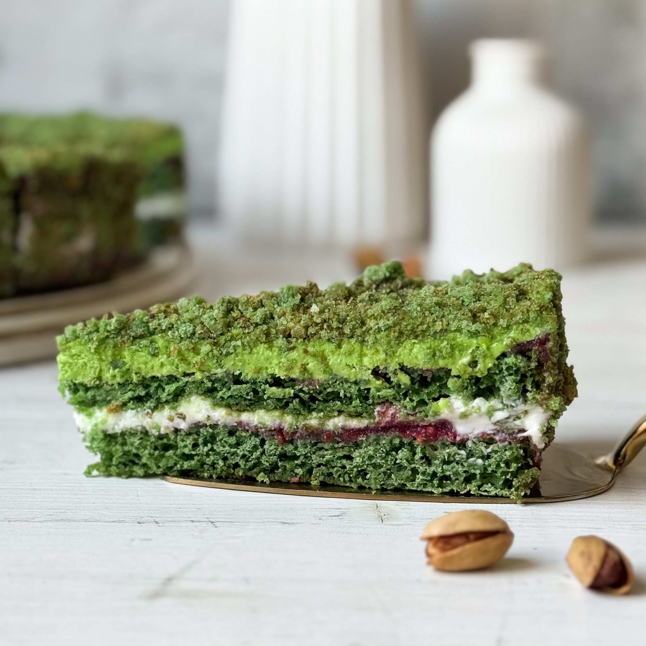 Солоноватый вкус фисташки с нежным муссом и малиновым конфитюром - невероятно сочный торт!  изображение 3