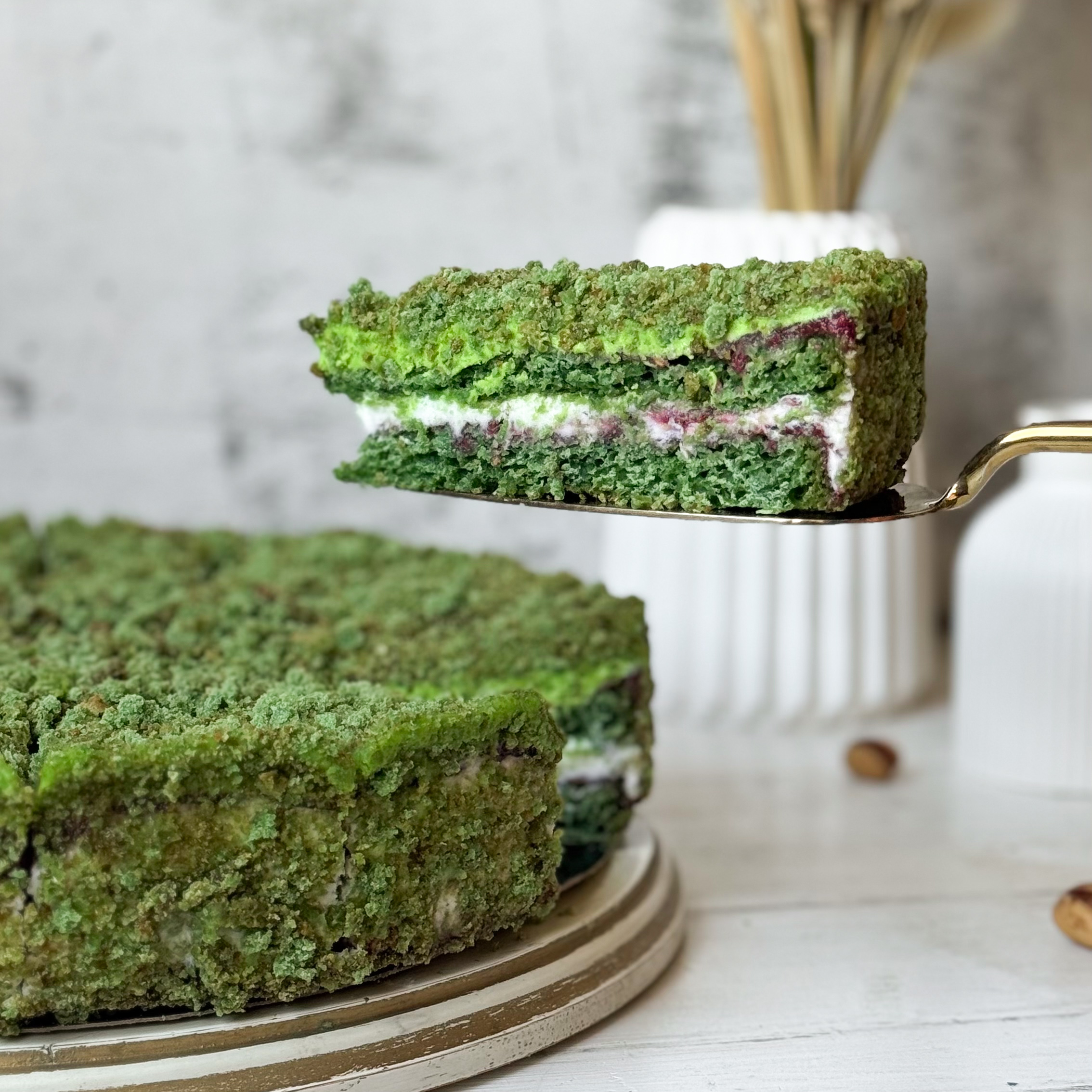 Солоноватый вкус фисташки с нежным муссом и малиновым конфитюром - невероятно сочный торт!  изображение 4