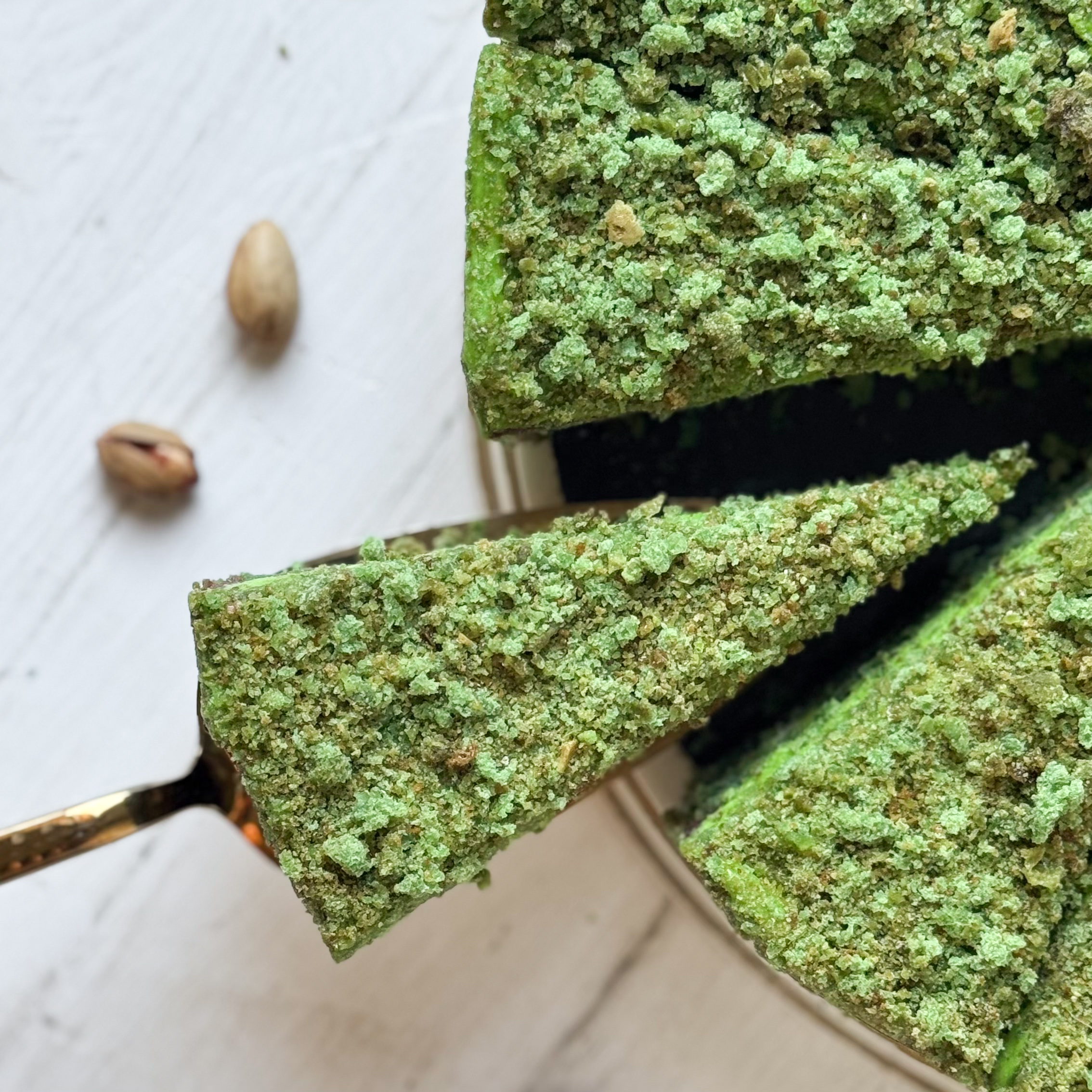 Солоноватый вкус фисташки с нежным муссом и малиновым конфитюром - невероятно сочный торт!  изображение 5