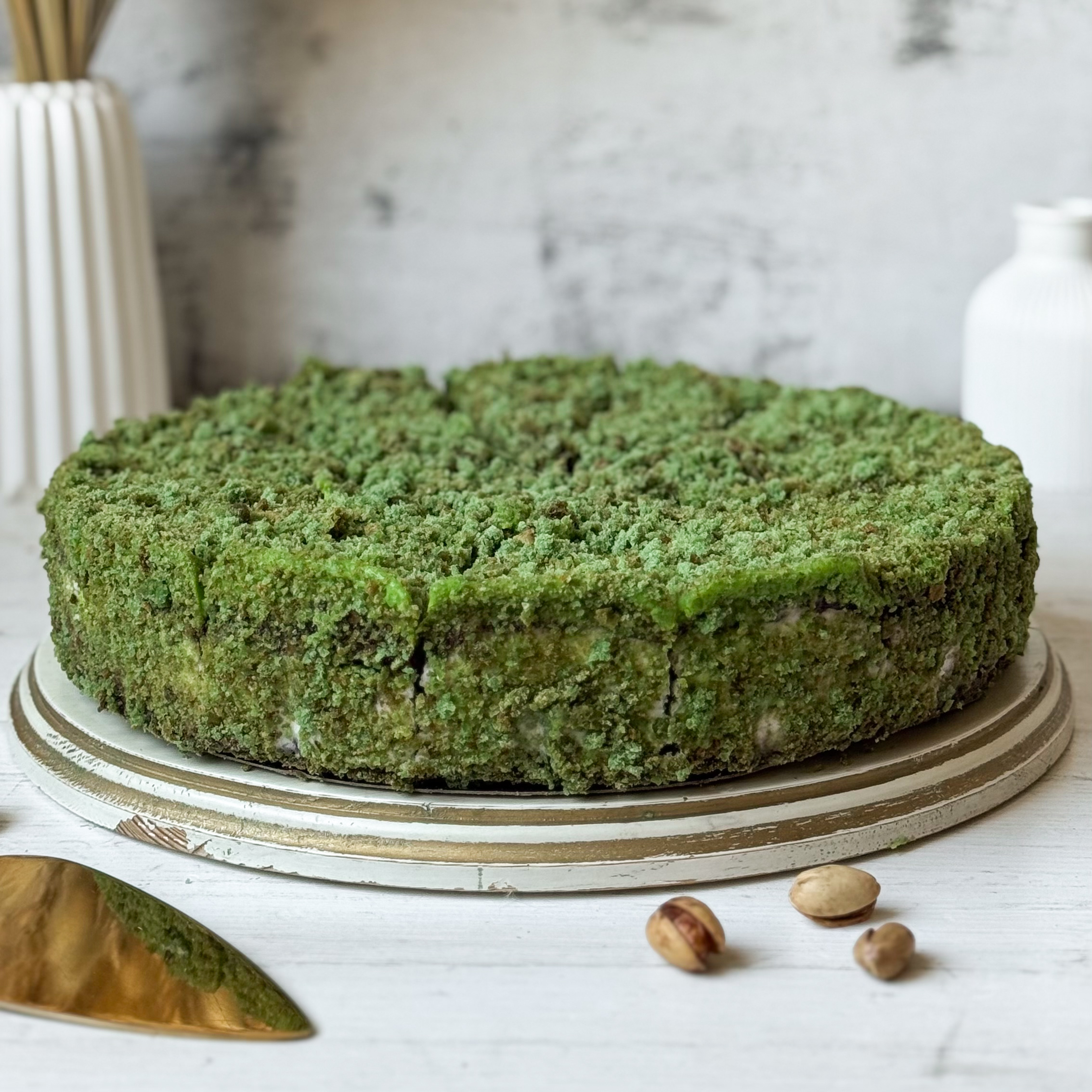 Солоноватый вкус фисташки с нежным муссом и малиновым конфитюром - невероятно сочный торт!  изображение 6