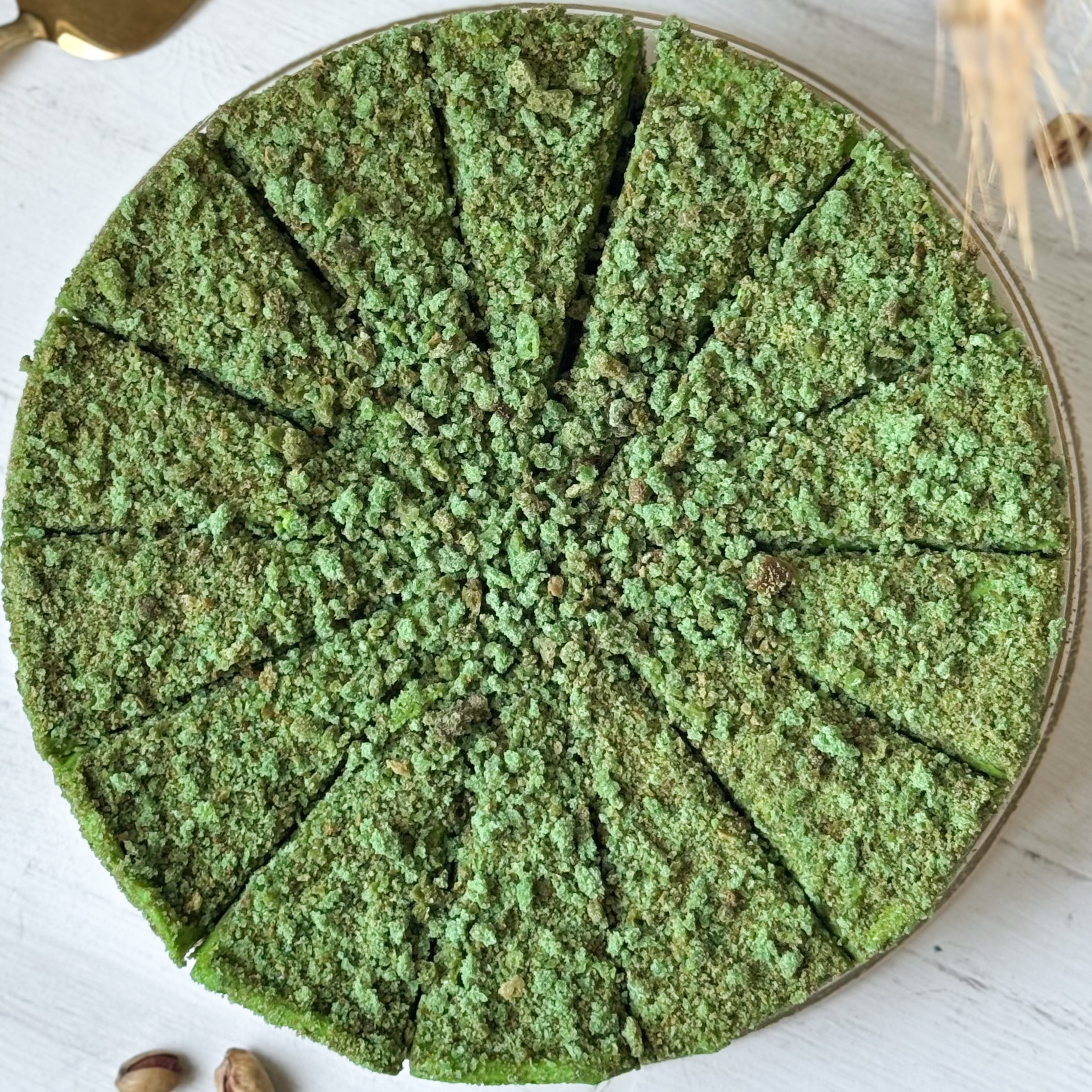 Солоноватый вкус фисташки с нежным муссом и малиновым конфитюром - невероятно сочный торт!  изображение 9