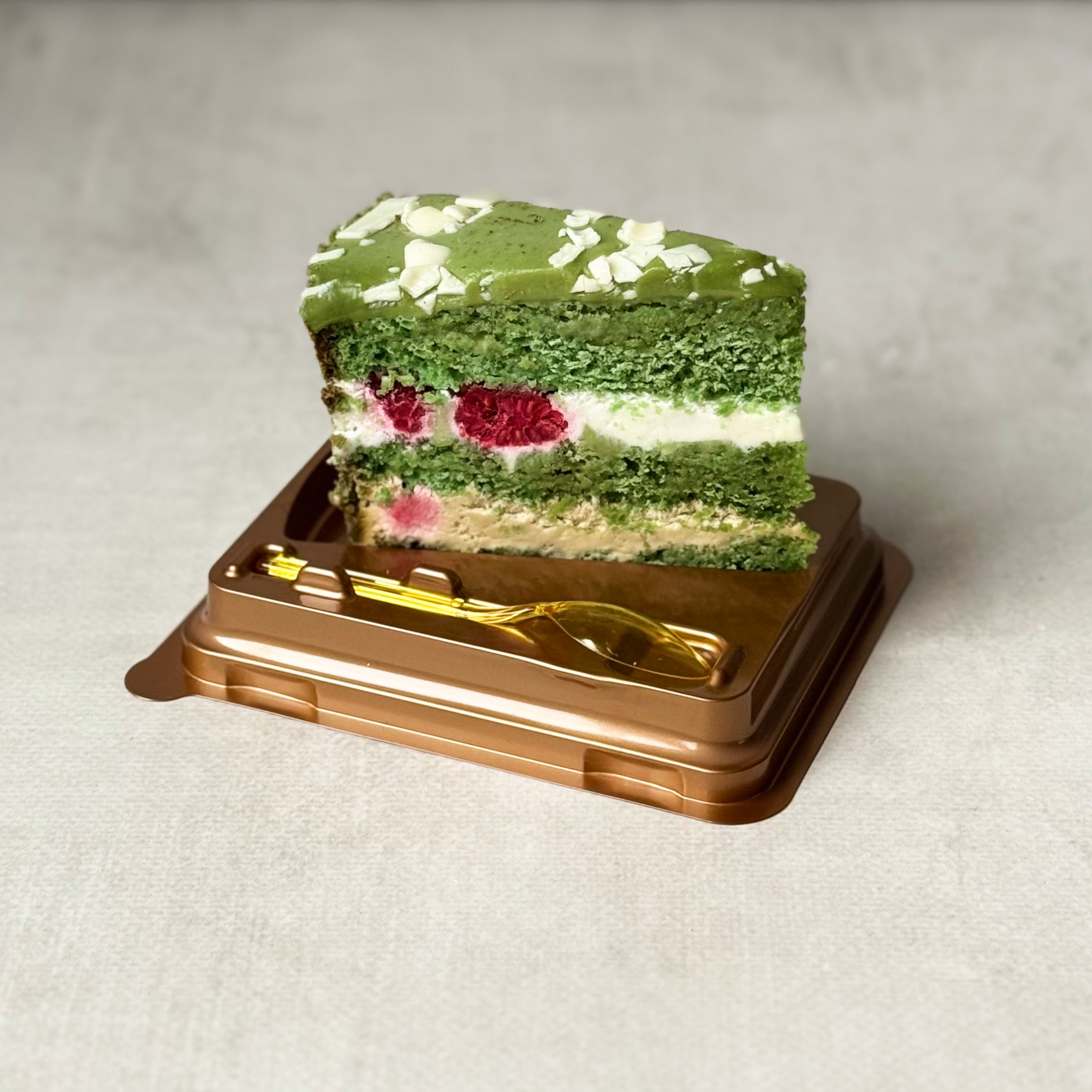 Солоноватый вкус фисташки с нежным муссом и спелой малиной - невероятно сочный торт! Сверху украшен стружкой белого шоколада.  изображение 4