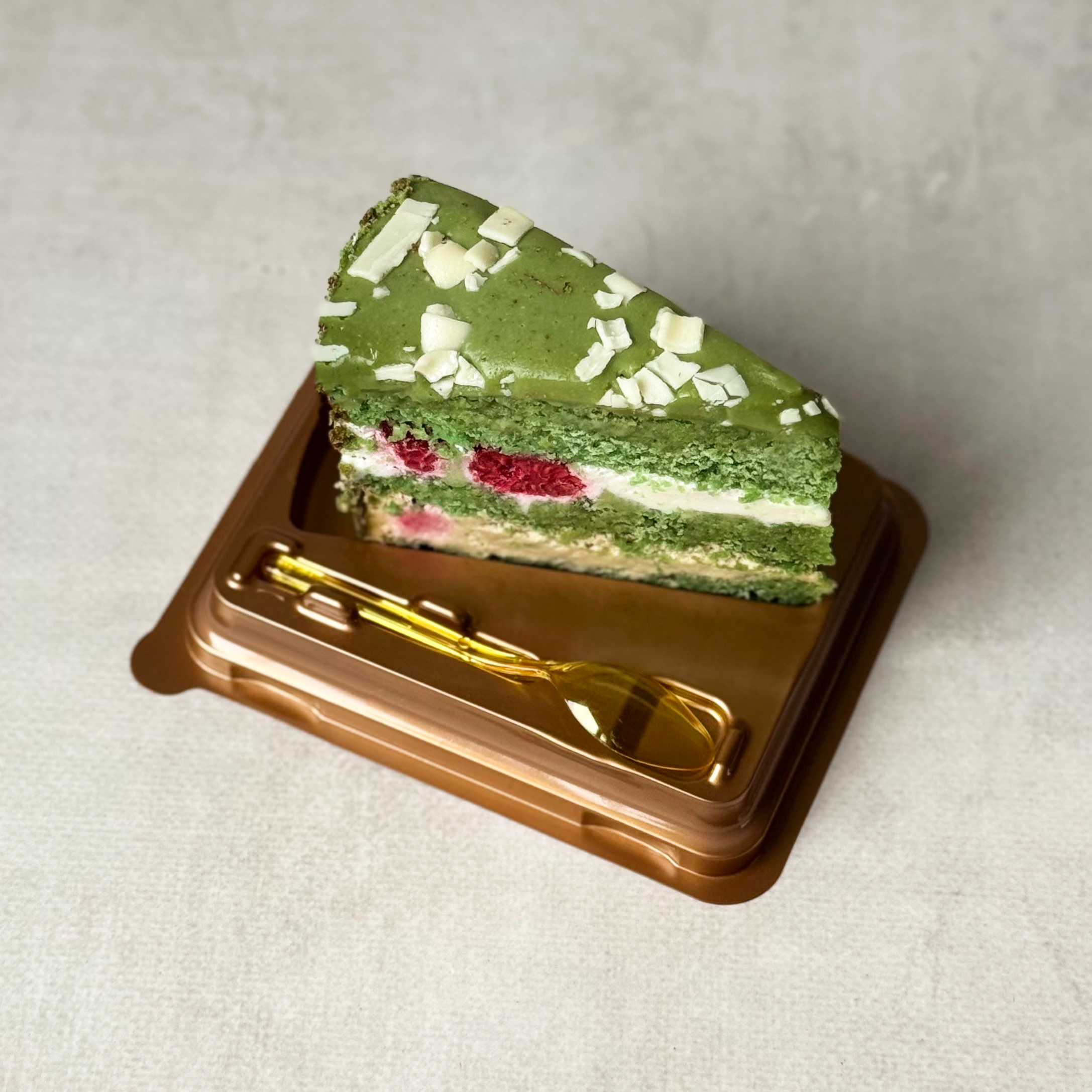 Солоноватый вкус фисташки с нежным муссом и спелой малиной - невероятно сочный торт! Сверху украшен стружкой белого шоколада.  изображение 5