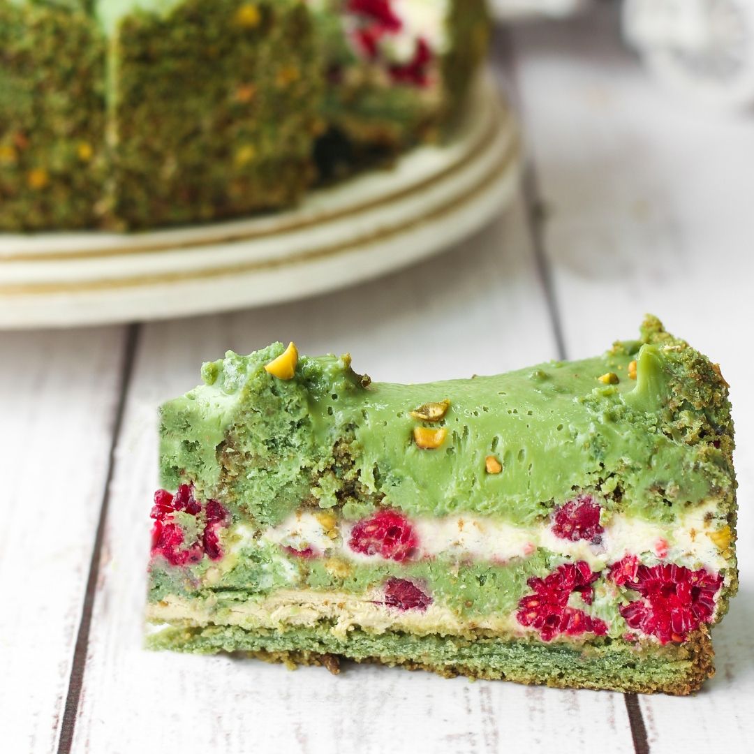Солоноватый вкус фисташки с нежным муссом и спелой малиной - невероятно сочный торт! изображение 1
