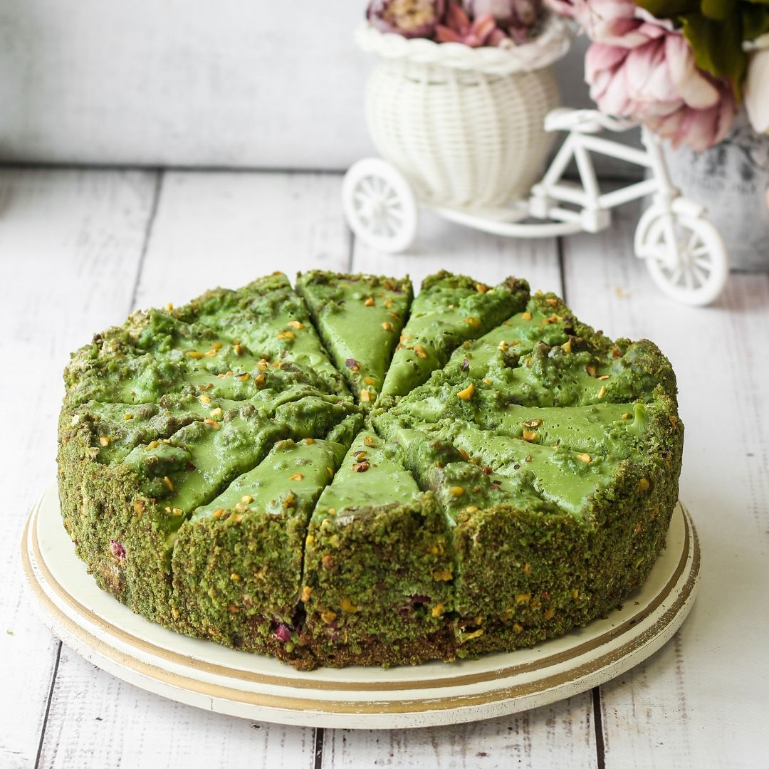 Солоноватый вкус фисташки с нежным муссом и спелой малиной - невероятно сочный торт! изображение 2