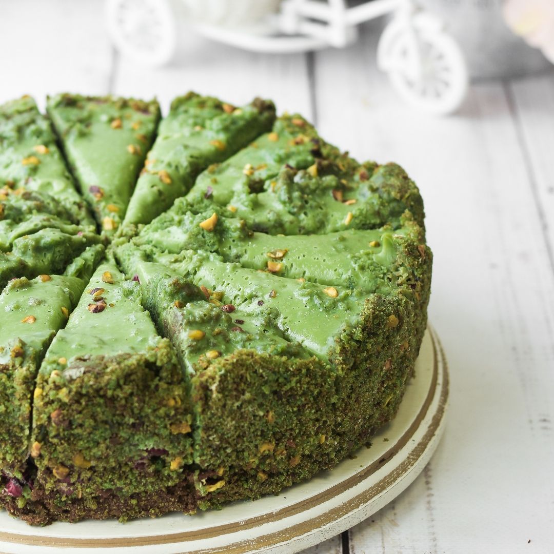 Солоноватый вкус фисташки с нежным муссом и спелой малиной - невероятно сочный торт! изображение 3