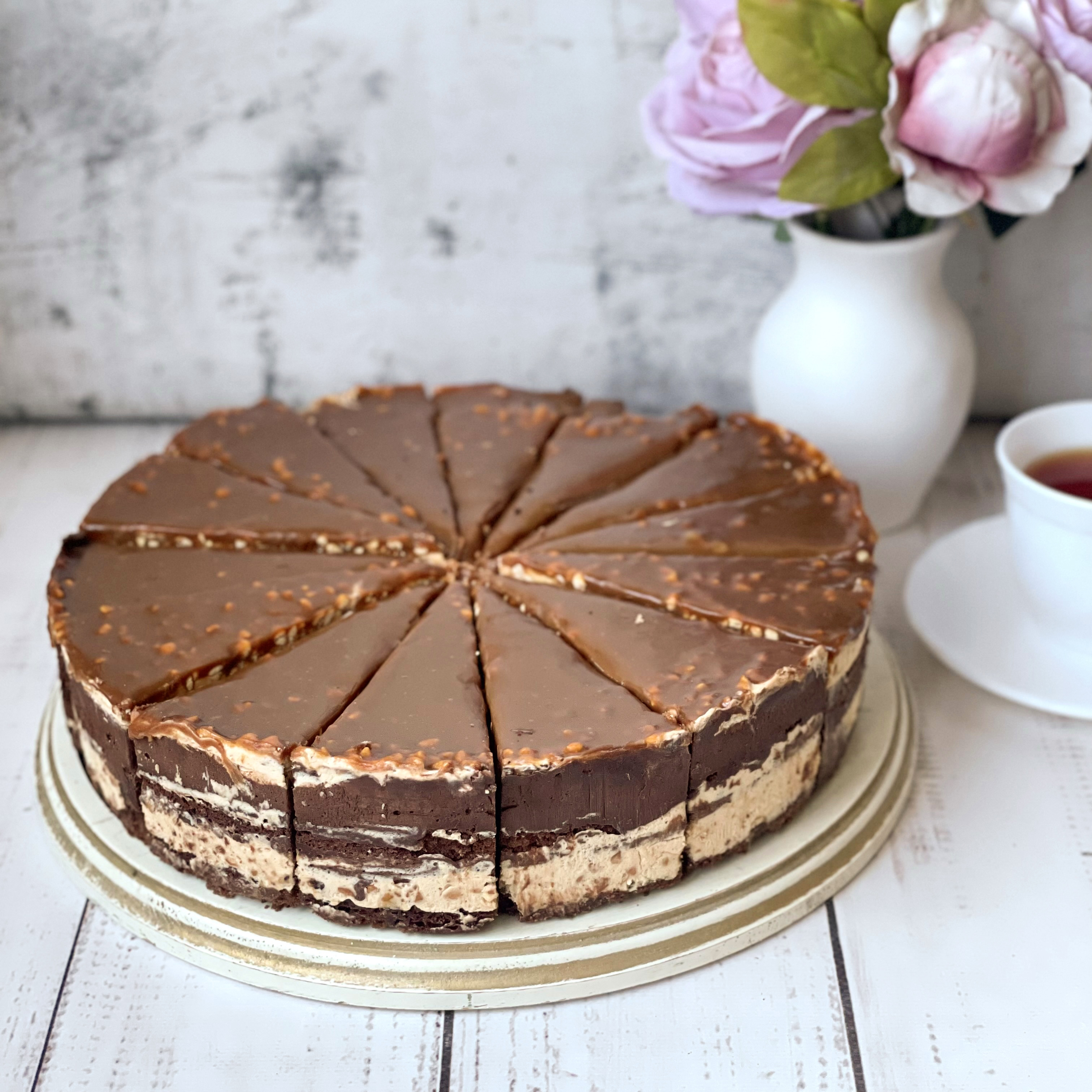 Два слоя насыщенного шоколадом брауни с прослойкой из ореховой нуги.  Торт покрыт плотным слоем мягкой карамели. изображение 3