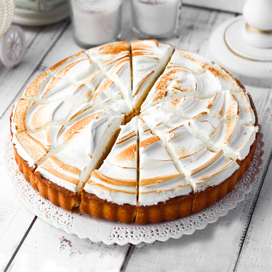 Лимонный торт с кремом и меренгой на подложке из песочного теста. изображение 1