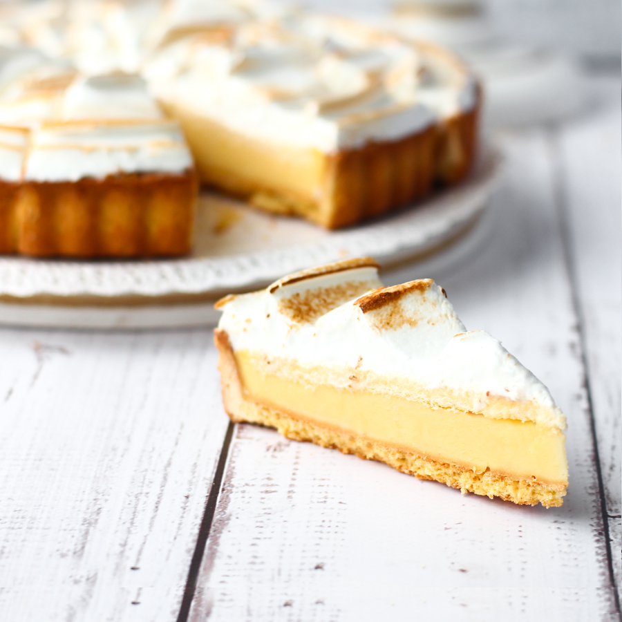 Лимонный торт с кремом и меренгой на подложке из песочного теста. изображение 2