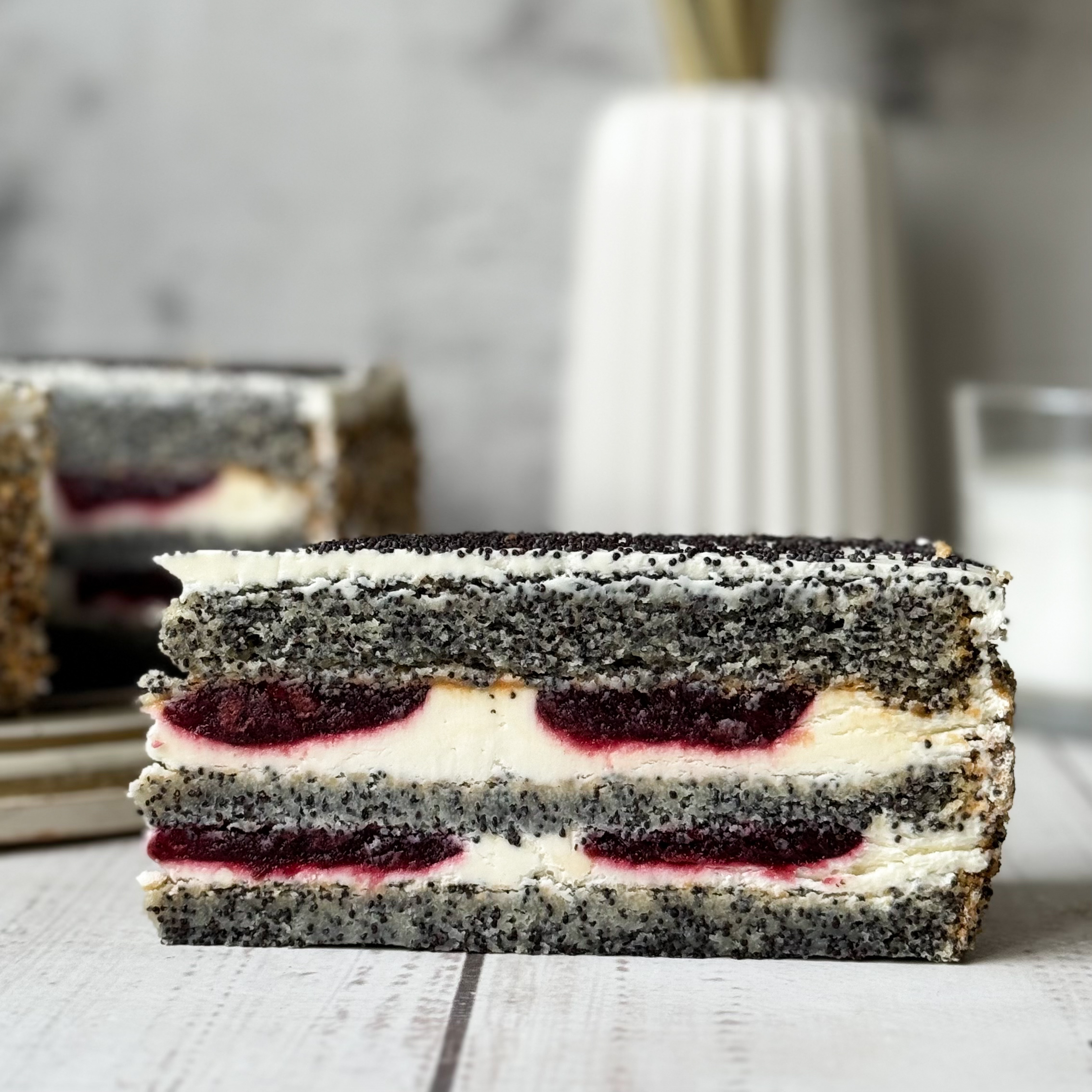 Между трёх бисквитных маковых слоёв начинка из крема на основе  творожного сыра и сочной вишни. Торт украшен посыпкой из мака. Великолепный вкус для ценителей маковых десертов. изображение 1