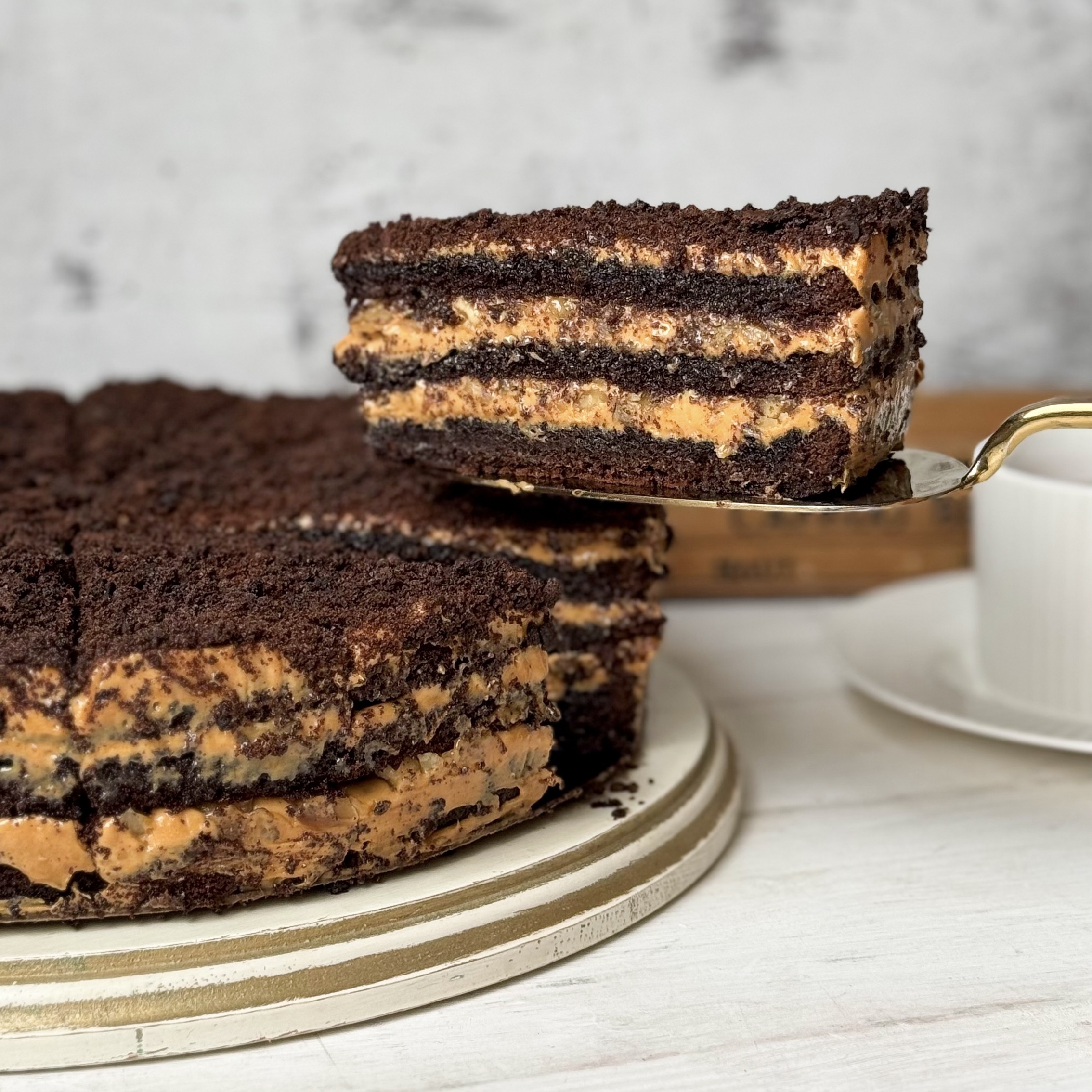 Сочный торт из слоев насыщенного шоколадного бисквита с грецким орехом и крема на основе варёной сгущёнки. изображение 1