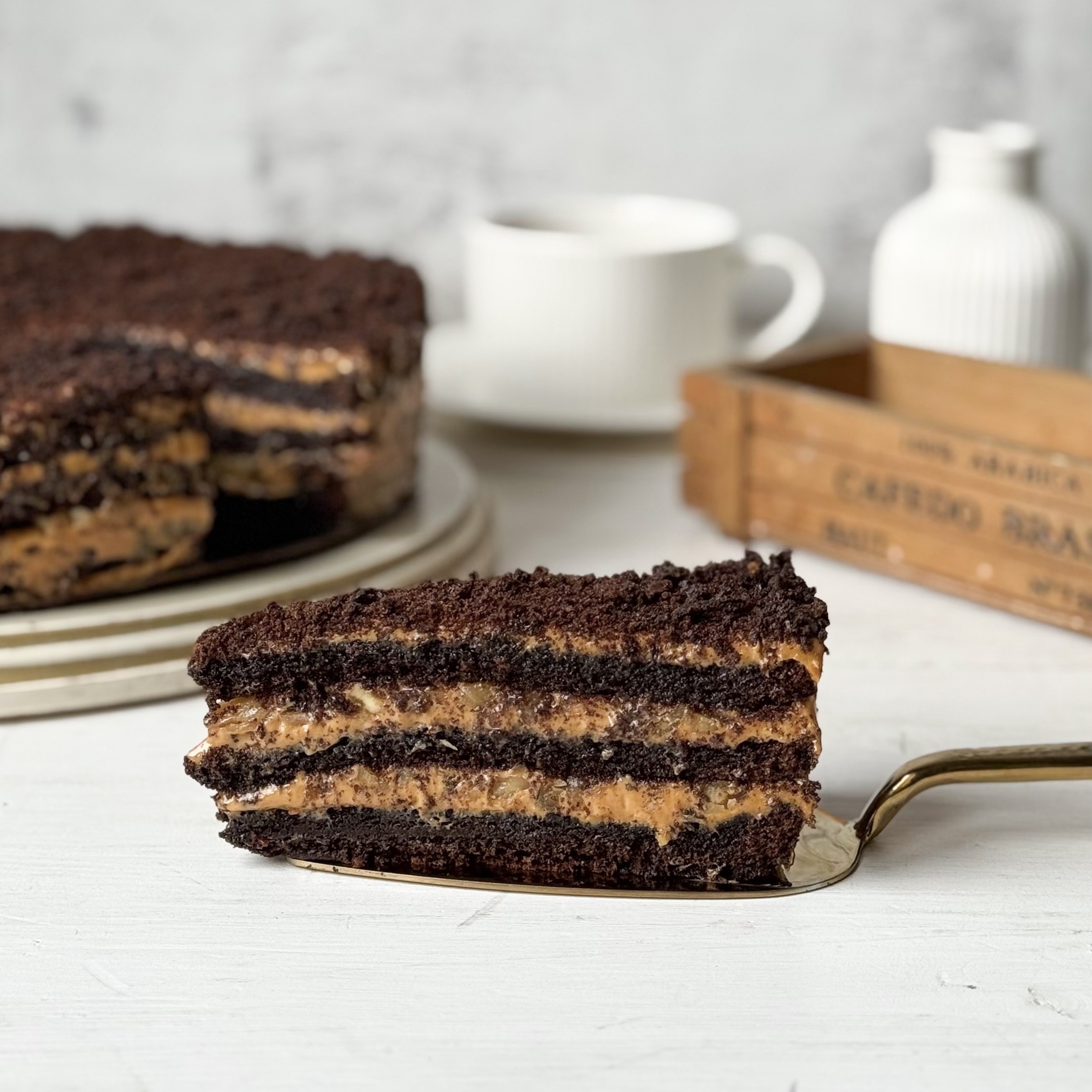 Сочный торт из слоев насыщенного шоколадного бисквита с грецким орехом и крема на основе варёной сгущёнки. изображение 4