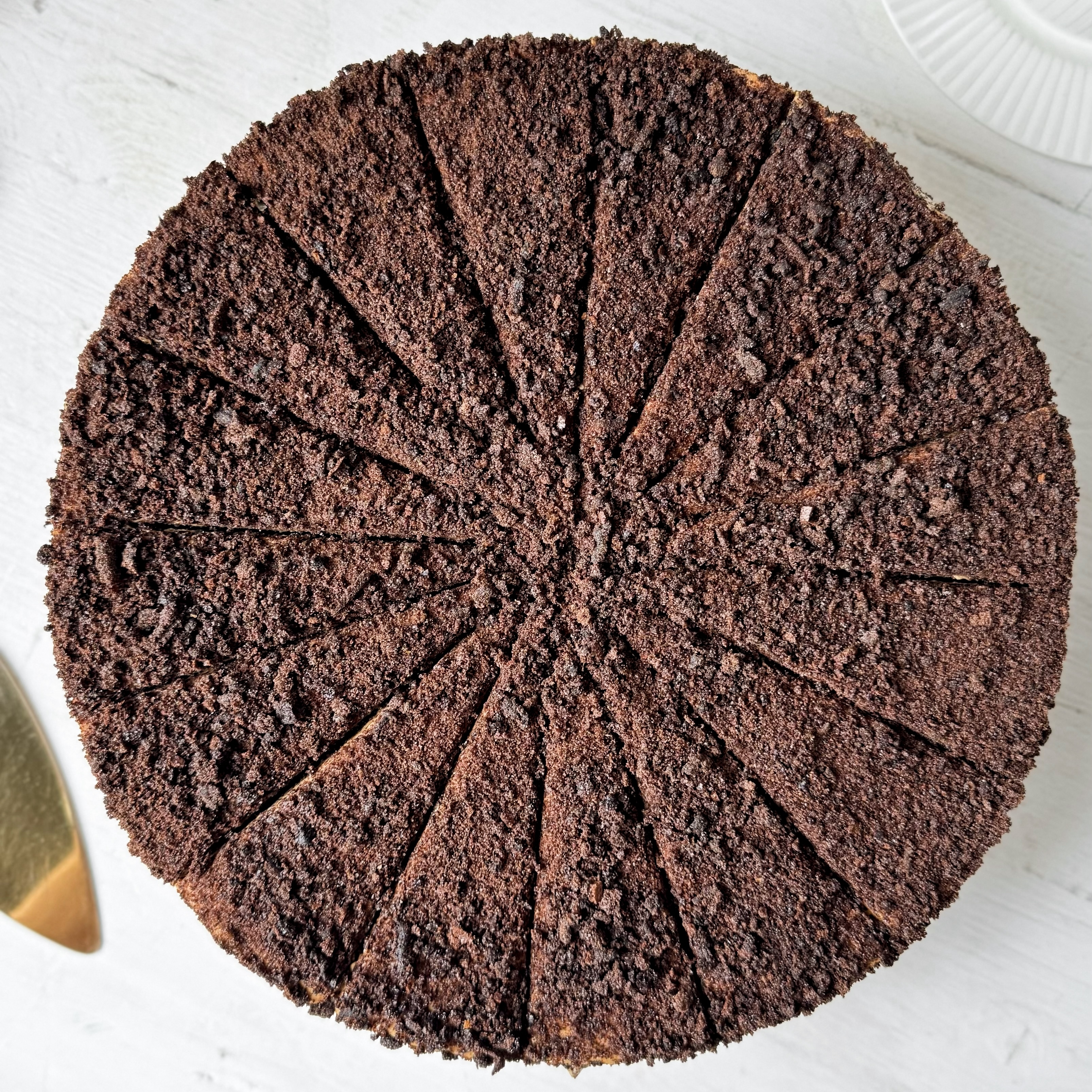 Сочный торт из слоев насыщенного шоколадного бисквита с грецким орехом и крема на основе варёной сгущёнки. изображение 5