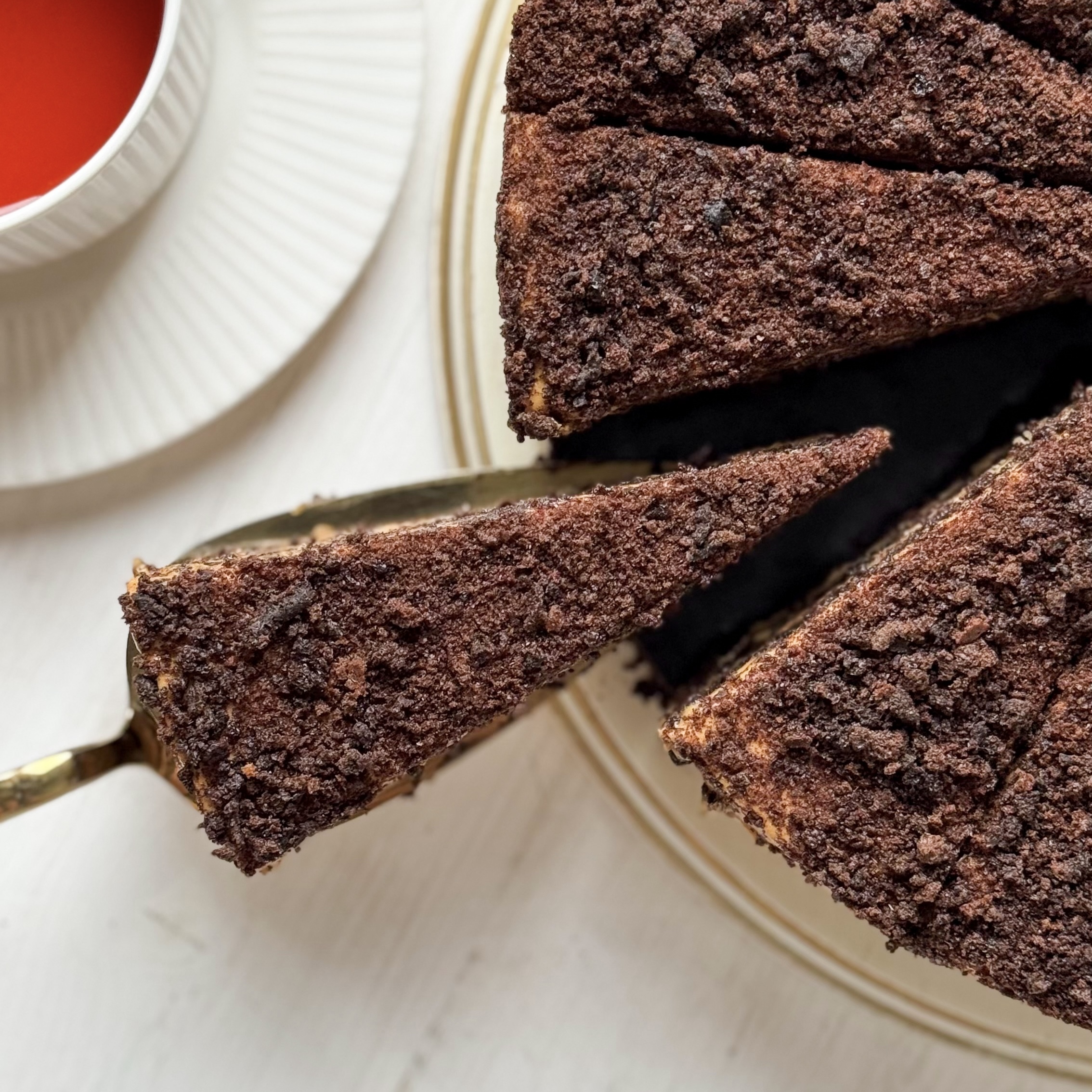 Сочный торт из слоев насыщенного шоколадного бисквита с грецким орехом и крема на основе варёной сгущёнки. изображение 6