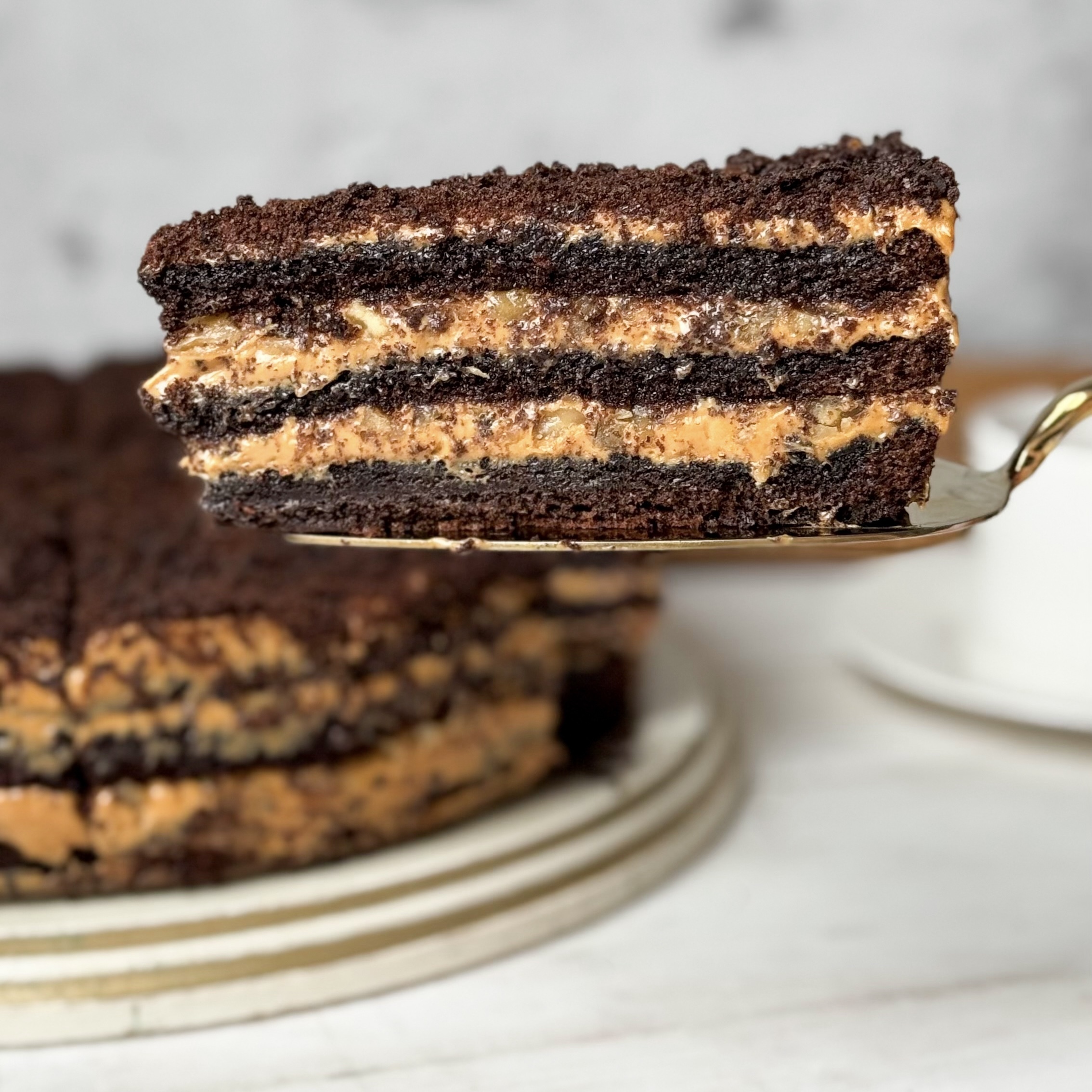 Сочный торт из слоев насыщенного шоколадного бисквита с грецким орехом и крема на основе варёной сгущёнки. изображение 7