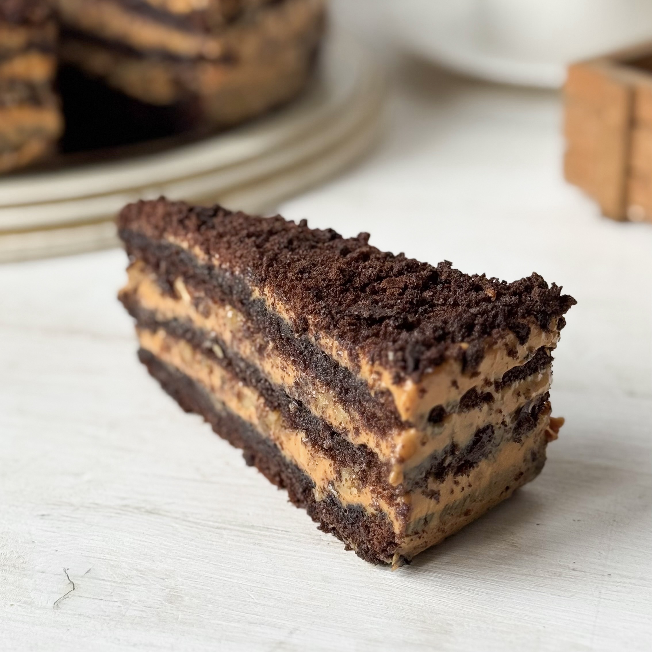 Сочный торт из слоев насыщенного шоколадного бисквита с грецким орехом и крема на основе варёной сгущёнки. изображение 8