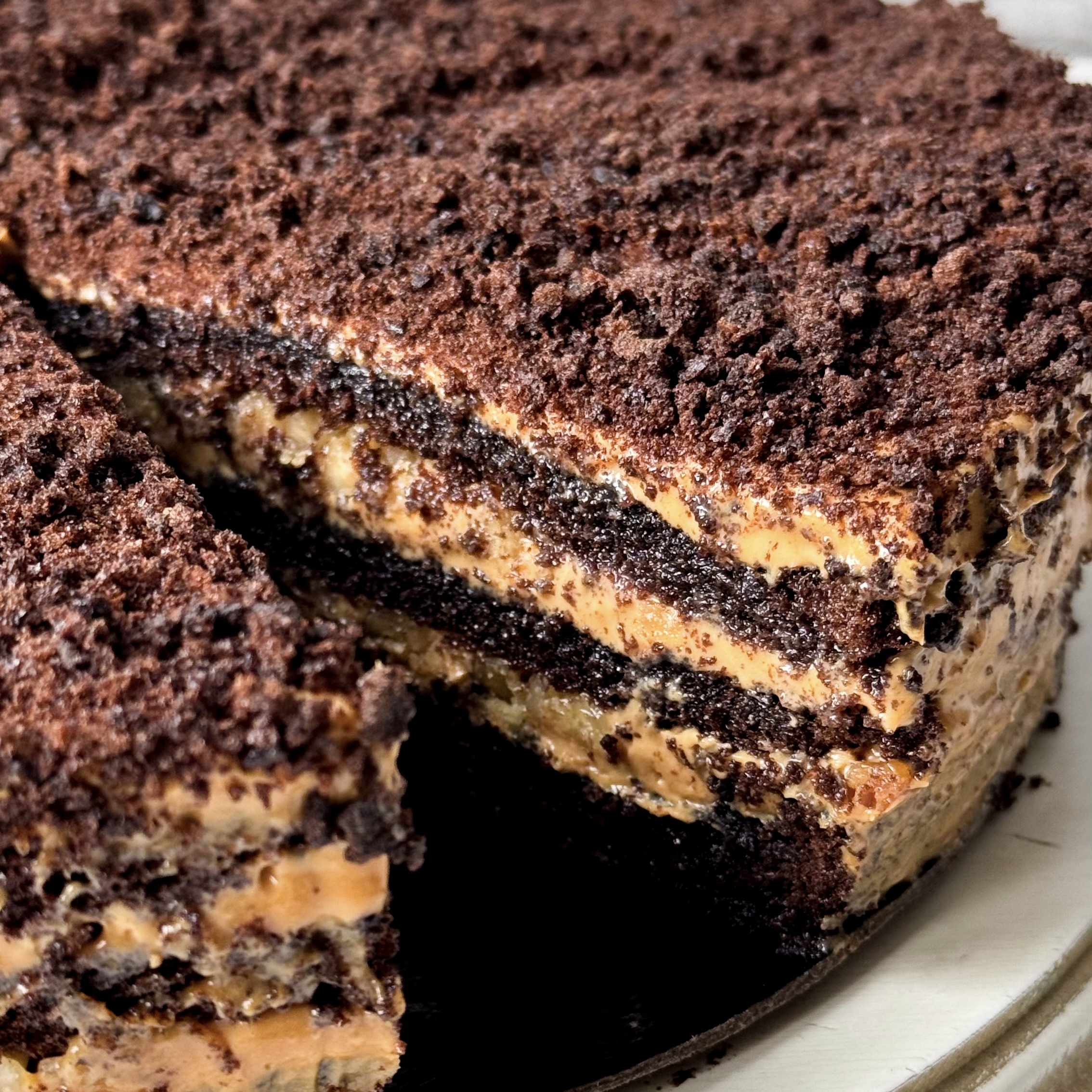 Сочный торт из слоев насыщенного шоколадного бисквита с грецким орехом и крема на основе варёной сгущёнки. изображение 9