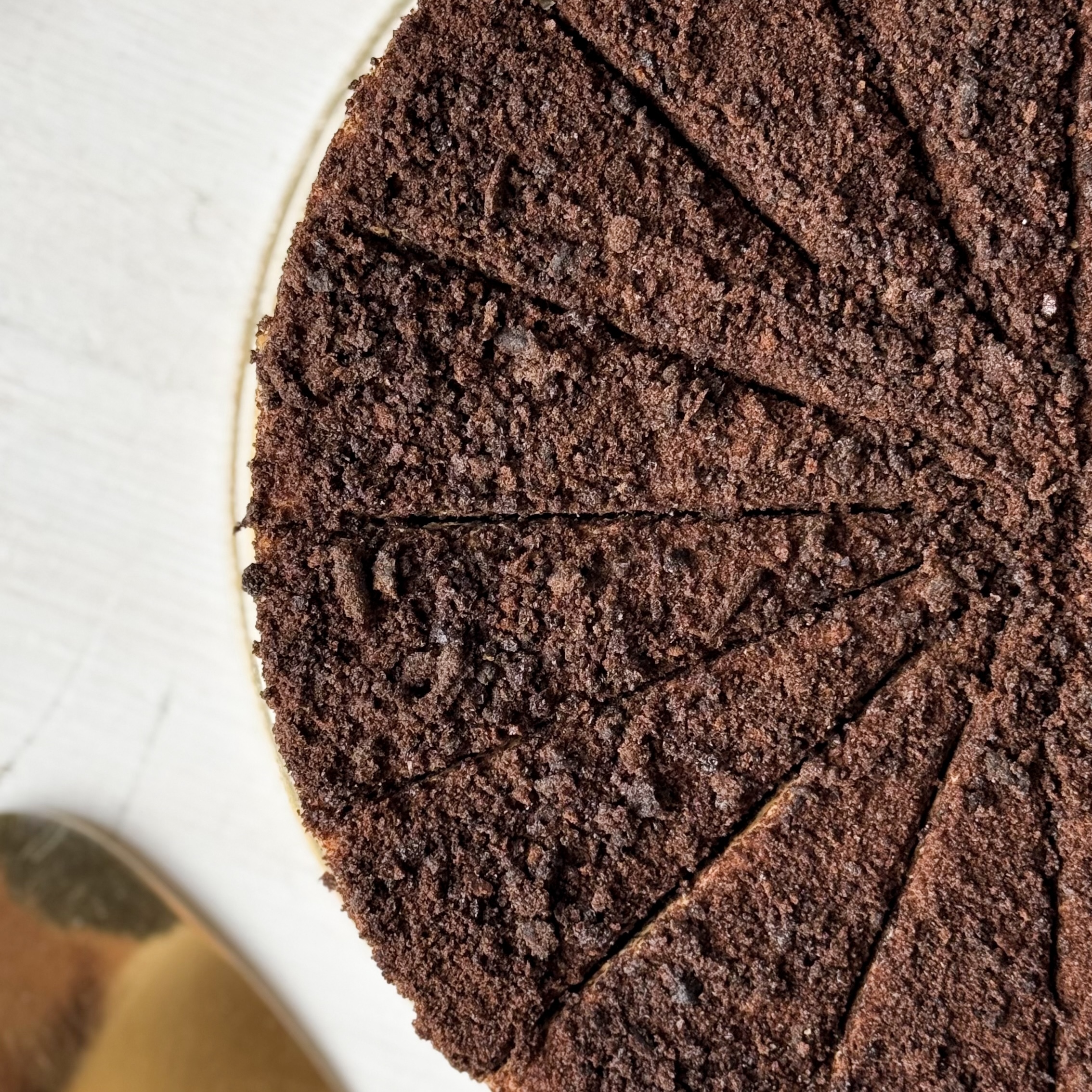 Сочный торт из слоев насыщенного шоколадного бисквита с грецким орехом и крема на основе варёной сгущёнки. изображение 10