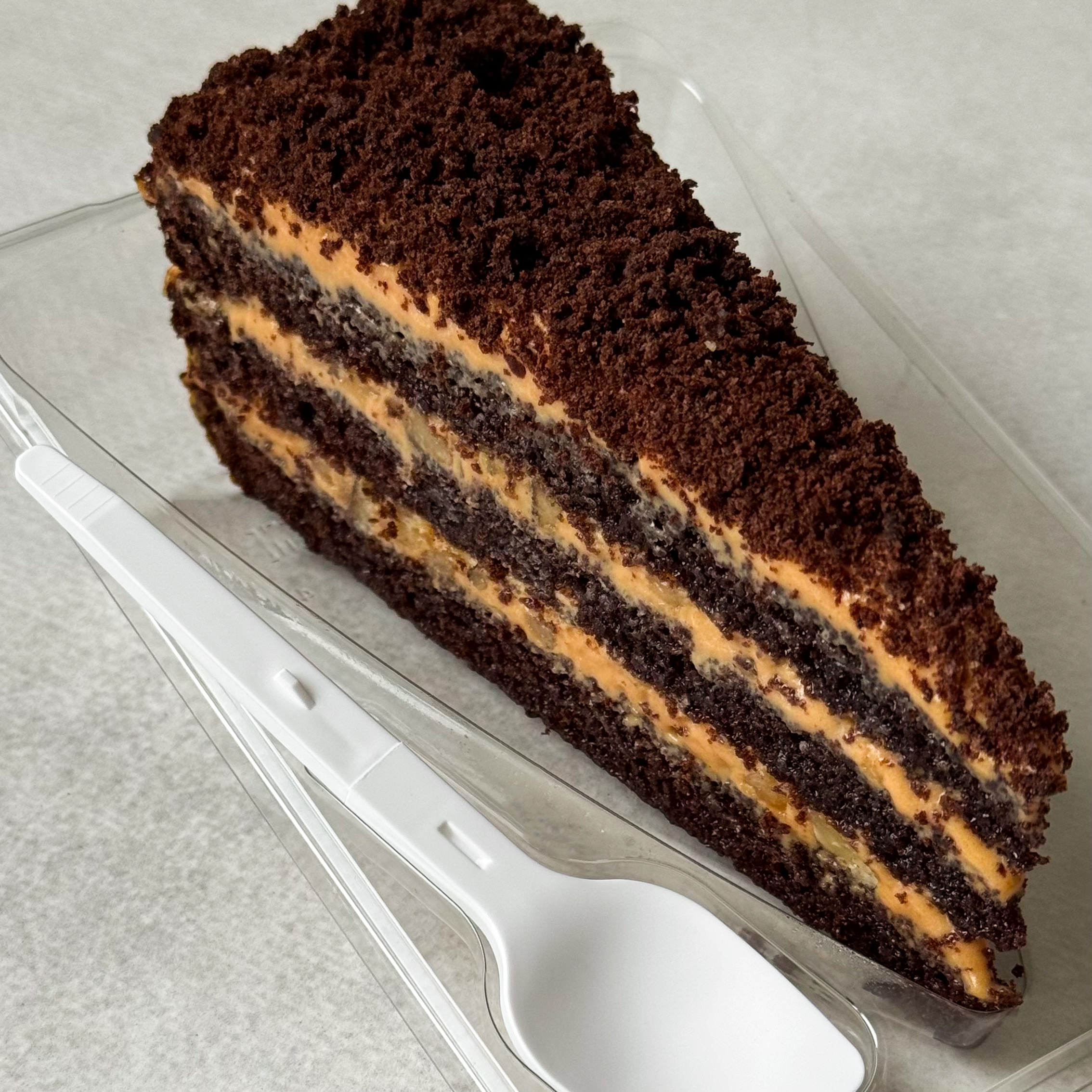 Сочный торт из слоев насыщенного шоколадного бисквита с грецким орехом и крема на основе варёной сгущёнки. изображение 3