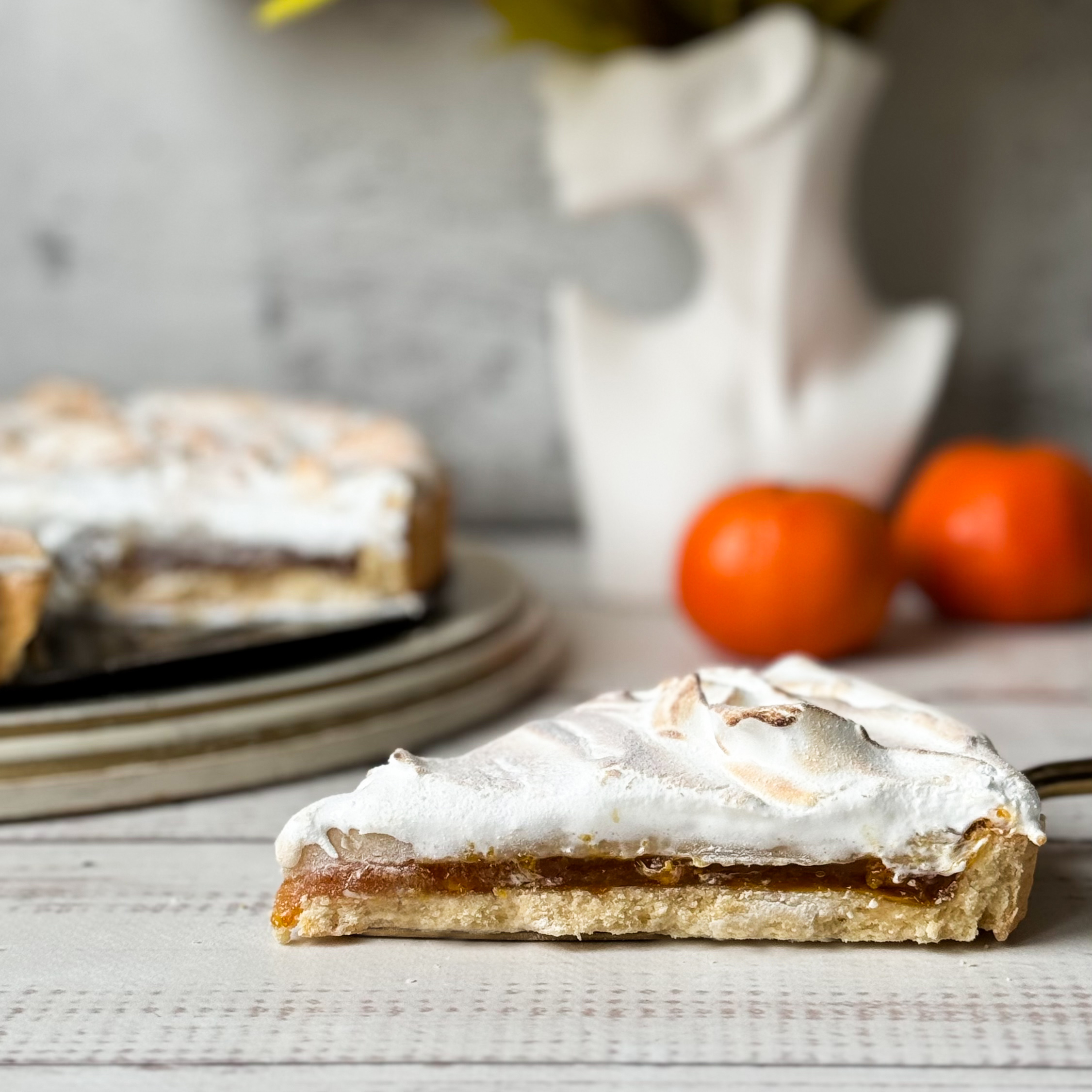 Песочный корж, конфитюр из марокканских мандаринов с цедрой, нежный заварной крем с бурбонской ванилью и шапочка из меренги изображение 1