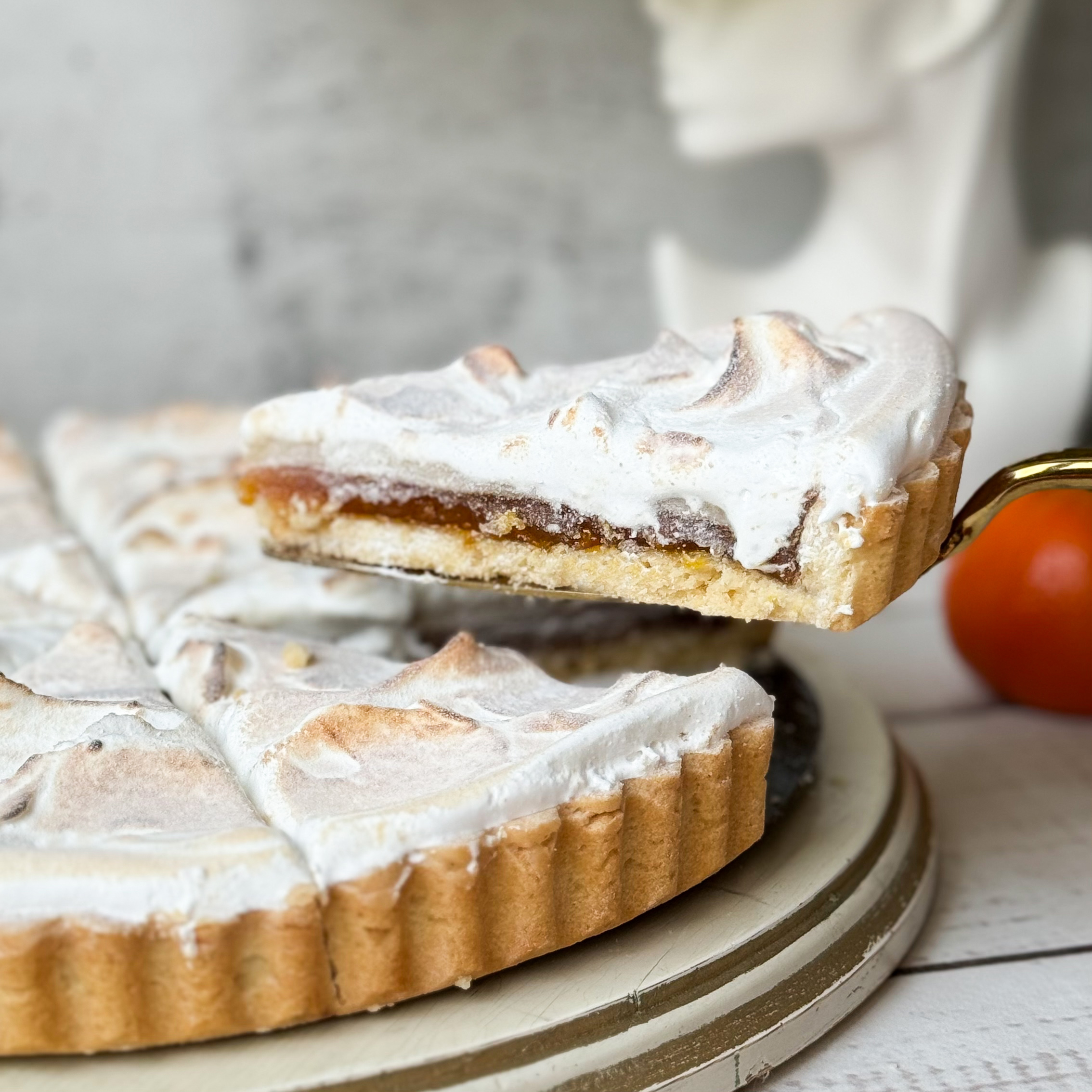 Песочный корж, конфитюр из марокканских мандаринов с цедрой, нежный заварной крем с бурбонской ванилью и шапочка из меренги изображение 2