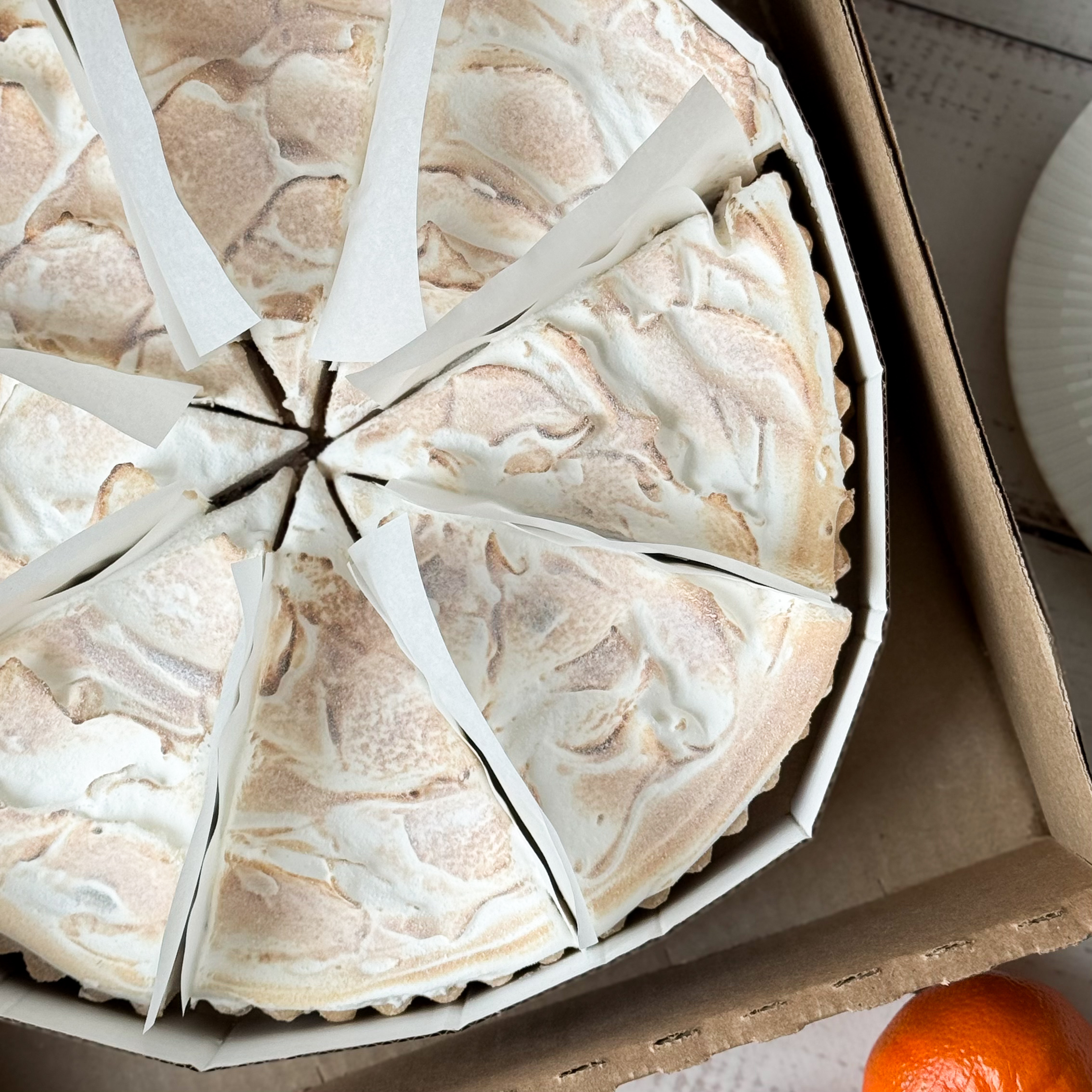 Песочный корж, конфитюр из марокканских мандаринов с цедрой, нежный заварной крем с бурбонской ванилью и шапочка из меренги изображение 4