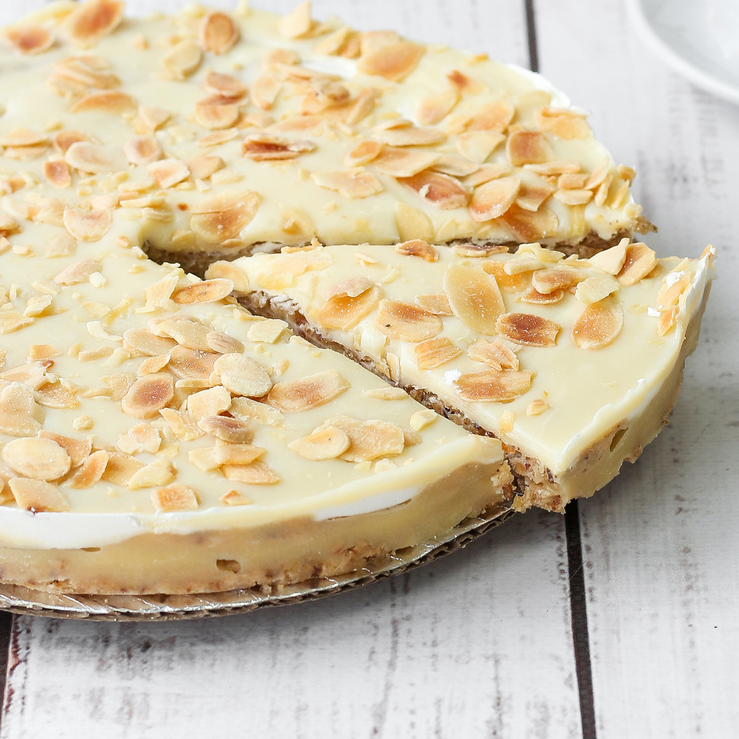 Два бисквитных коржа с лесным и грецким орехом, с прослойкой из нежного сливочного крема, с хрустящим слоем миндаля в карамели, сверху украшен лепестками миндаля   изображение 1