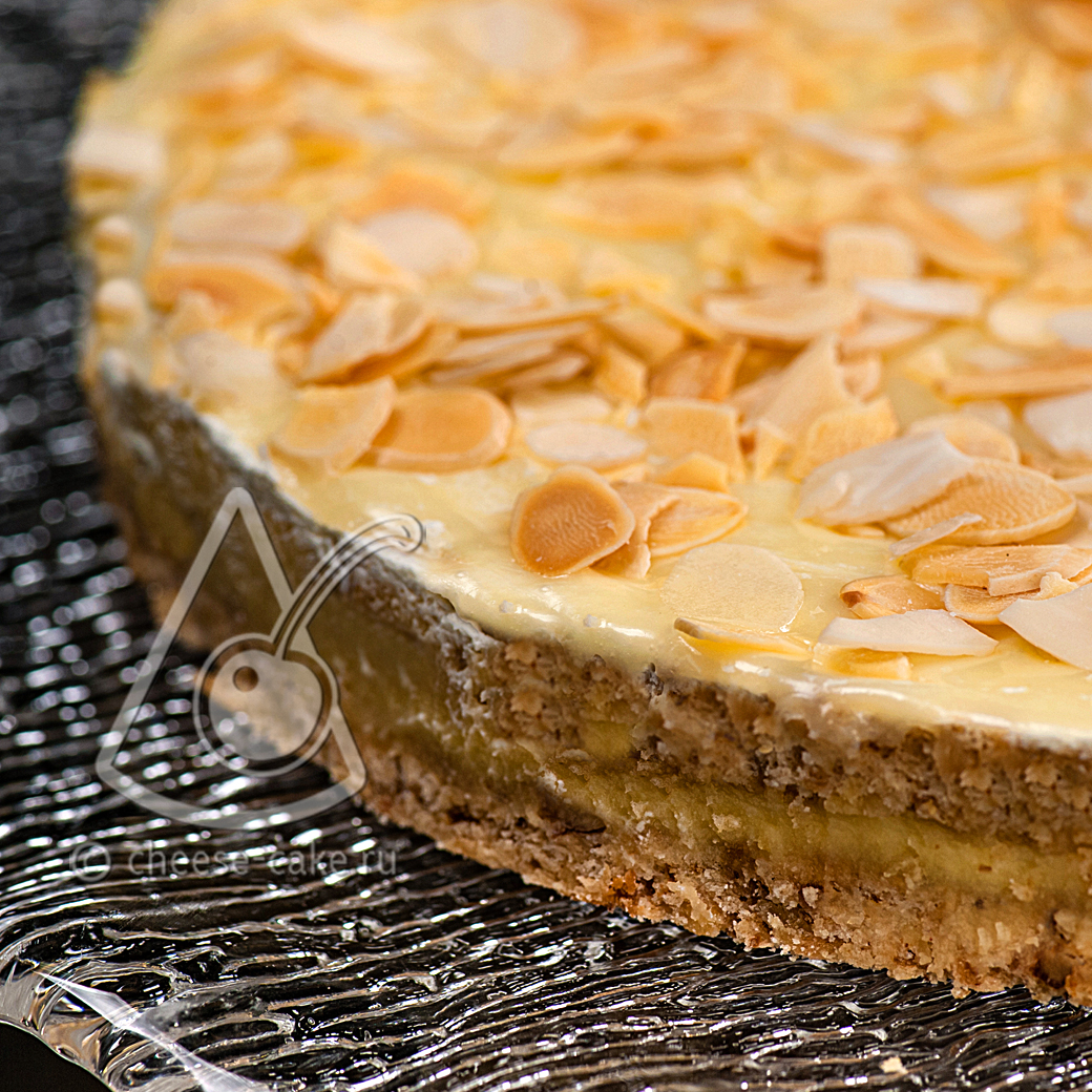 Два бисквитных коржа с лесным и грецким орехом, с прослойкой из нежного сливочного крема, с хрустящим слоем миндаля в карамели, сверху украшен лепестками миндаля   изображение 3