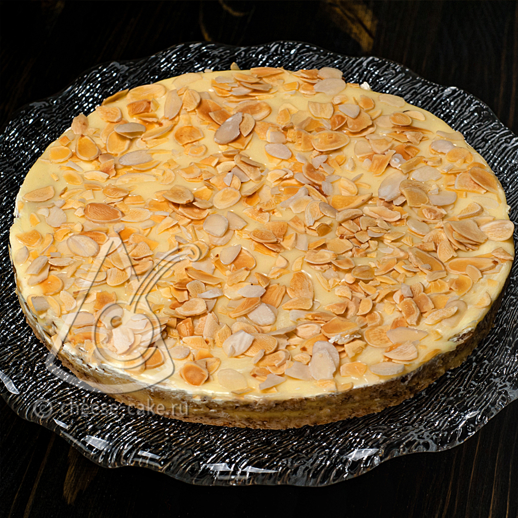 Два бисквитных коржа с лесным и грецким орехом, с прослойкой из нежного сливочного крема, с хрустящим слоем миндаля в карамели, сверху украшен лепестками миндаля   изображение 4