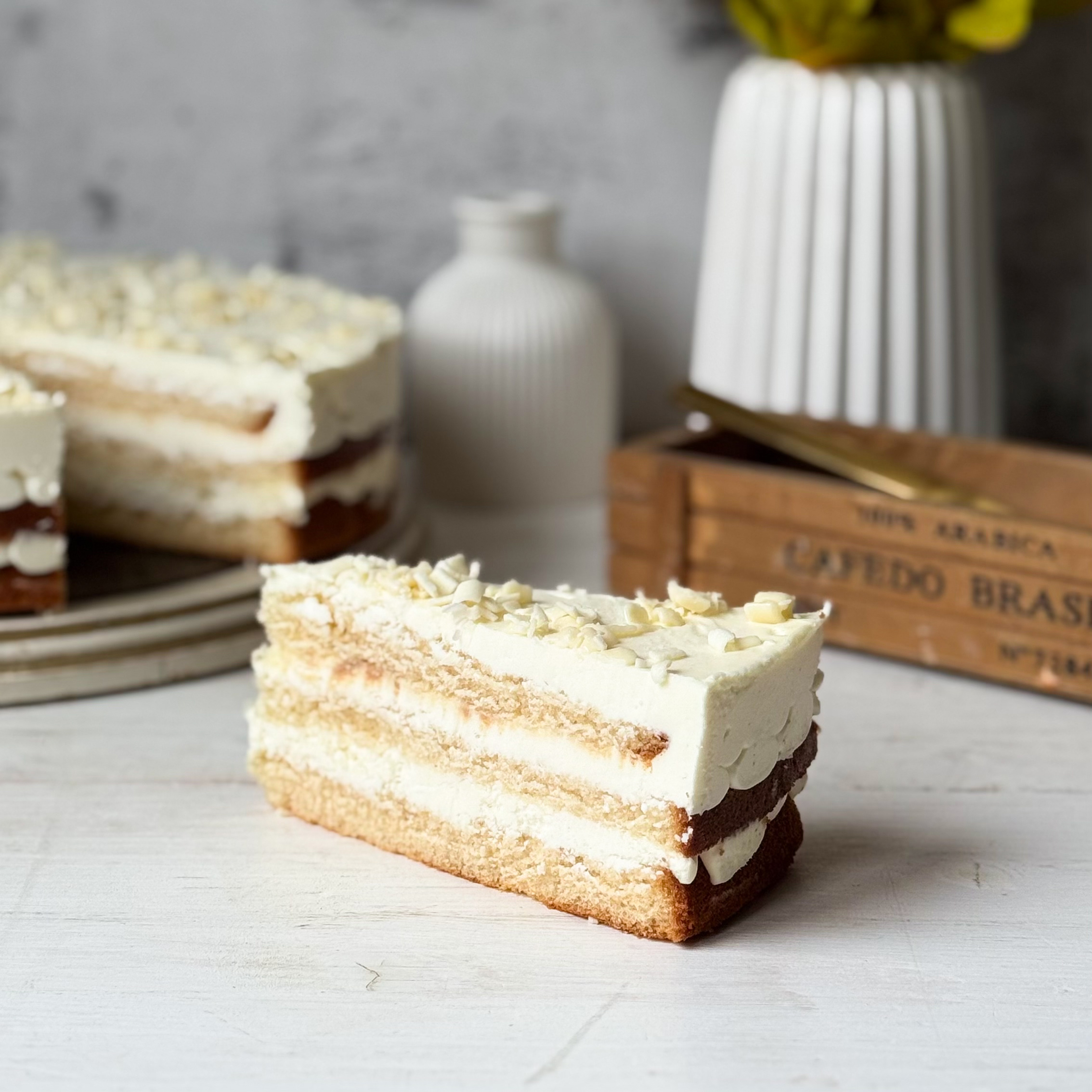 Изысканный торт из слоев нежного бисквита и творожного крема. Сверху торт украшен посыпкой из белого шоколада. изображение 8