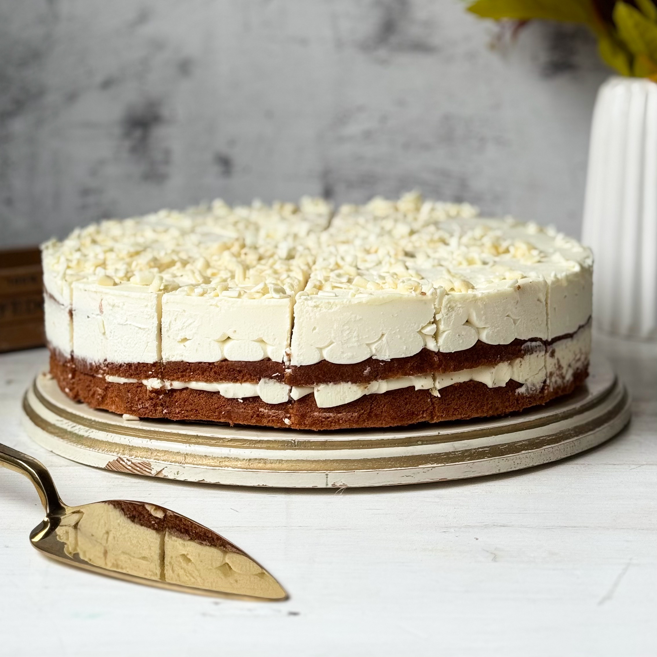 Изысканный торт из слоев нежного бисквита и творожного крема. Сверху торт украшен посыпкой из белого шоколада. изображение 10