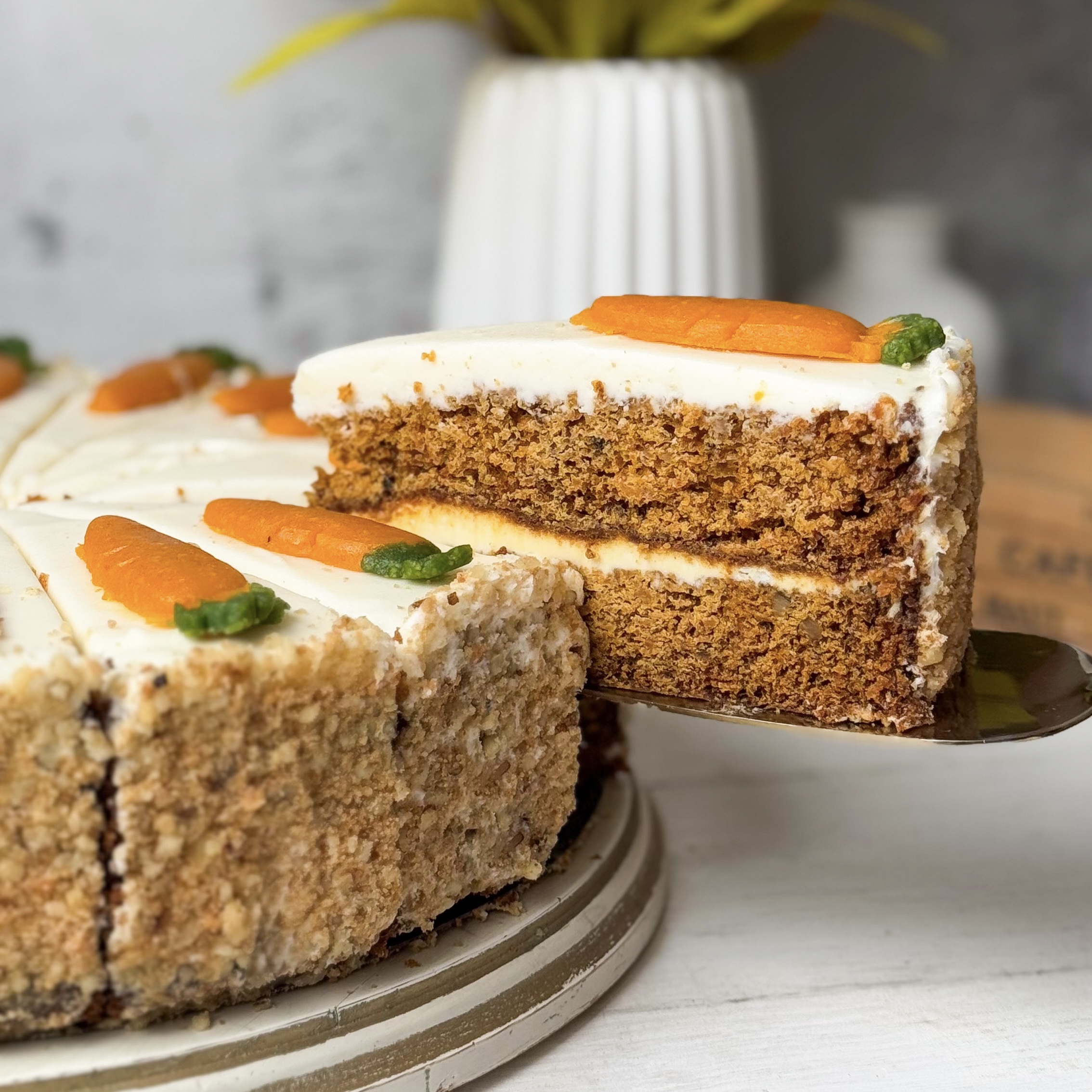 Коржи с добавлением моркови, ананаса, грецкого ореха, изюма пропитаны сливочным кремом. изображение 1