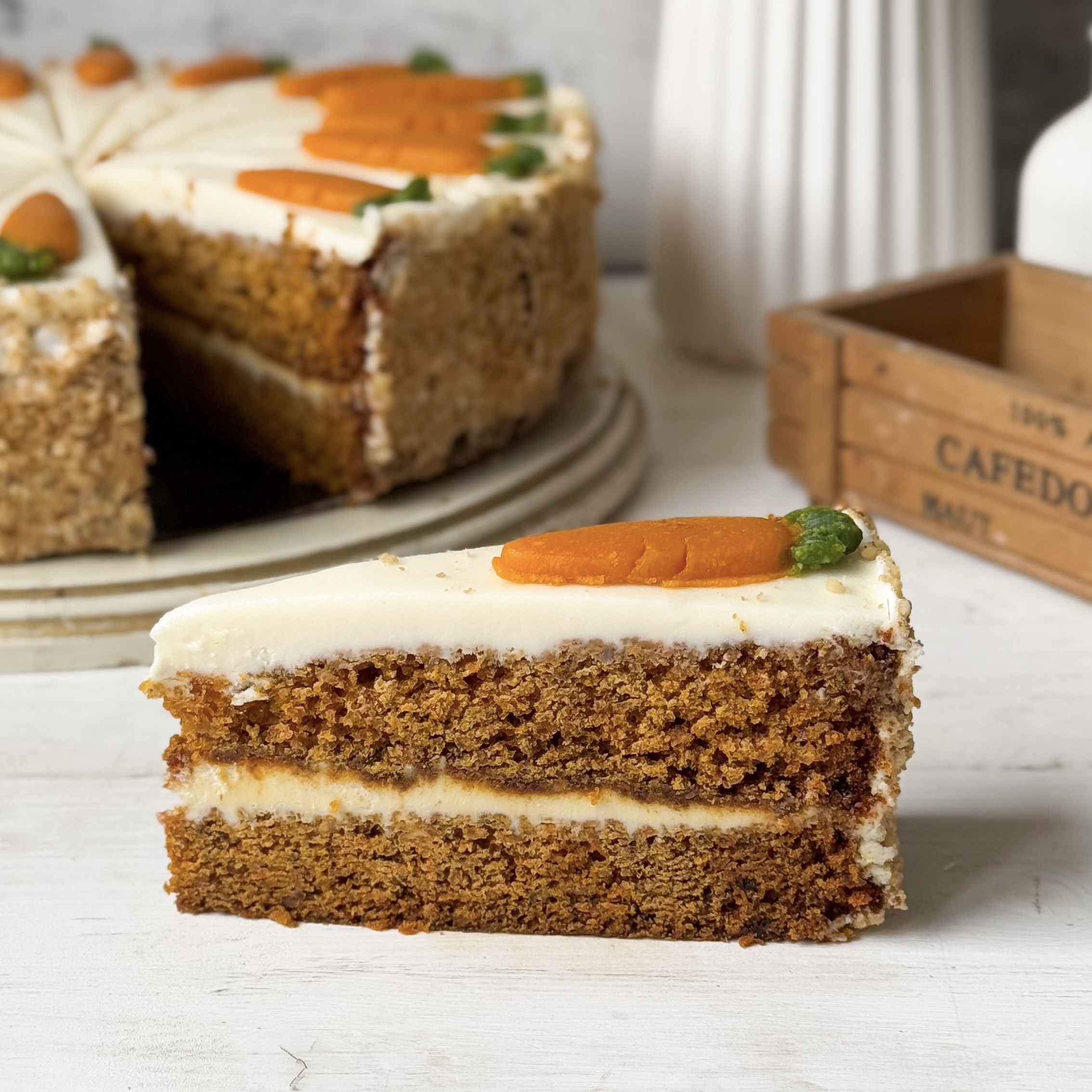 Коржи с добавлением моркови, ананаса, грецкого ореха, изюма пропитаны сливочным кремом. изображение 2