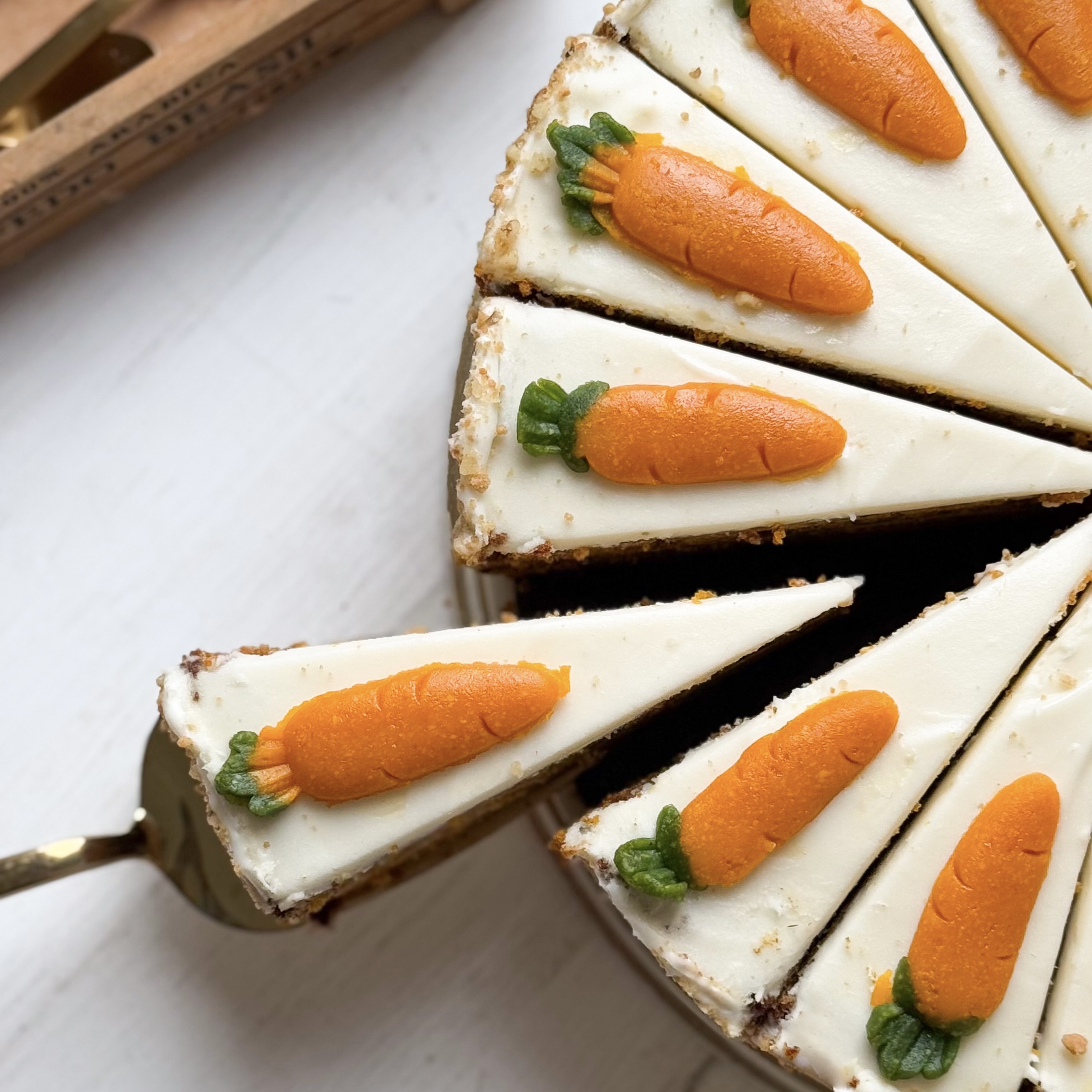 Коржи с добавлением моркови, ананаса, грецкого ореха, изюма пропитаны сливочным кремом. изображение 3