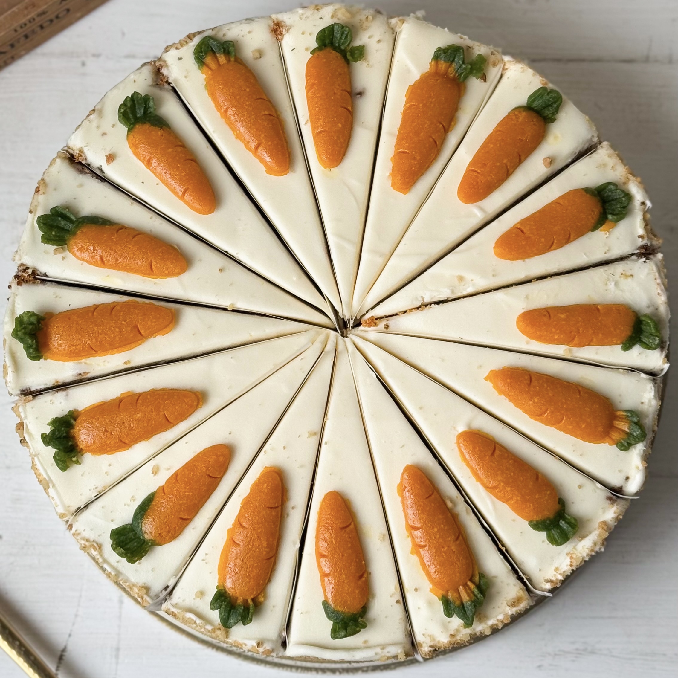 Коржи с добавлением моркови, ананаса, грецкого ореха, изюма пропитаны сливочным кремом. изображение 4