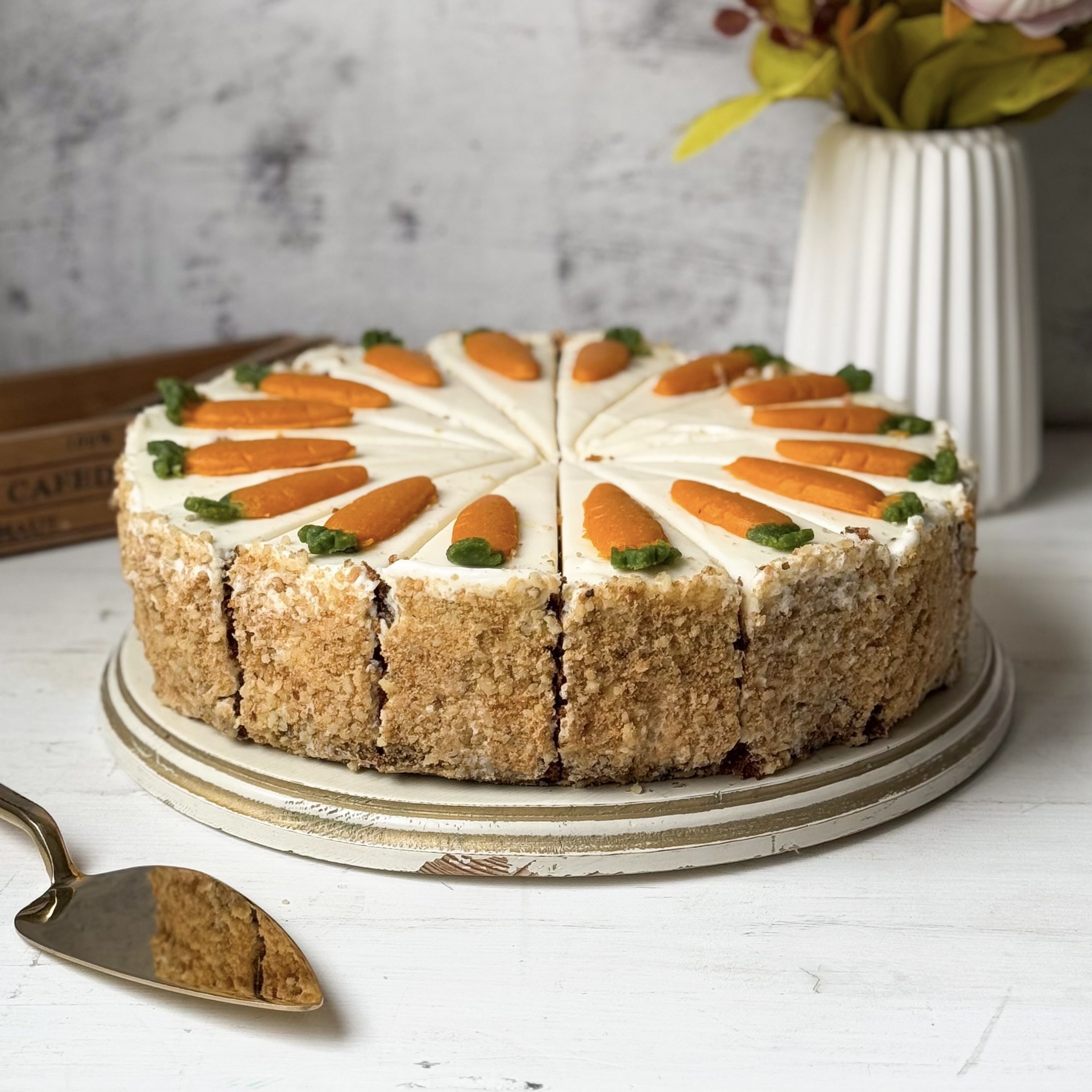 Коржи с добавлением моркови, ананаса, грецкого ореха, изюма пропитаны сливочным кремом. изображение 5