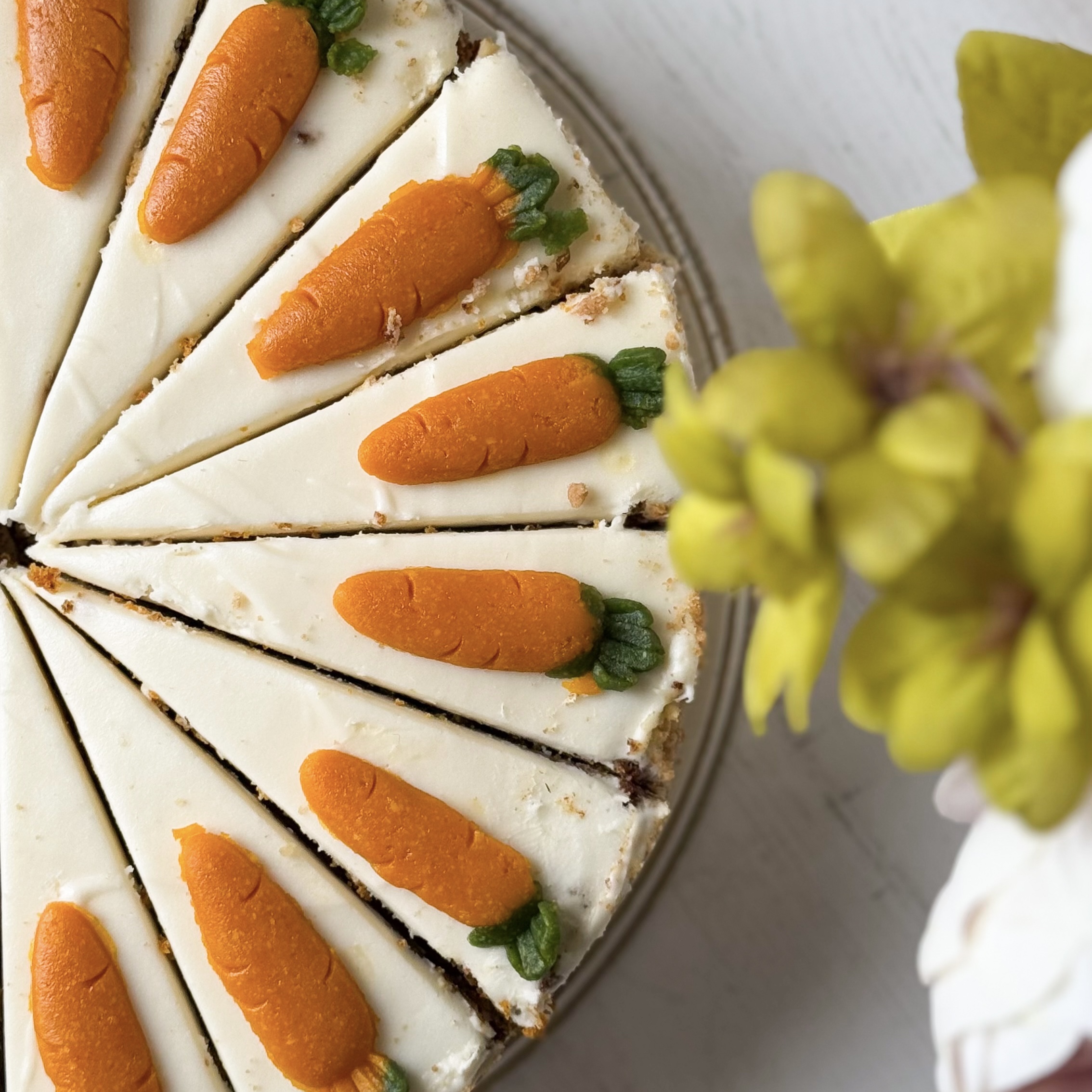 Коржи с добавлением моркови, ананаса, грецкого ореха, изюма пропитаны сливочным кремом. изображение 6