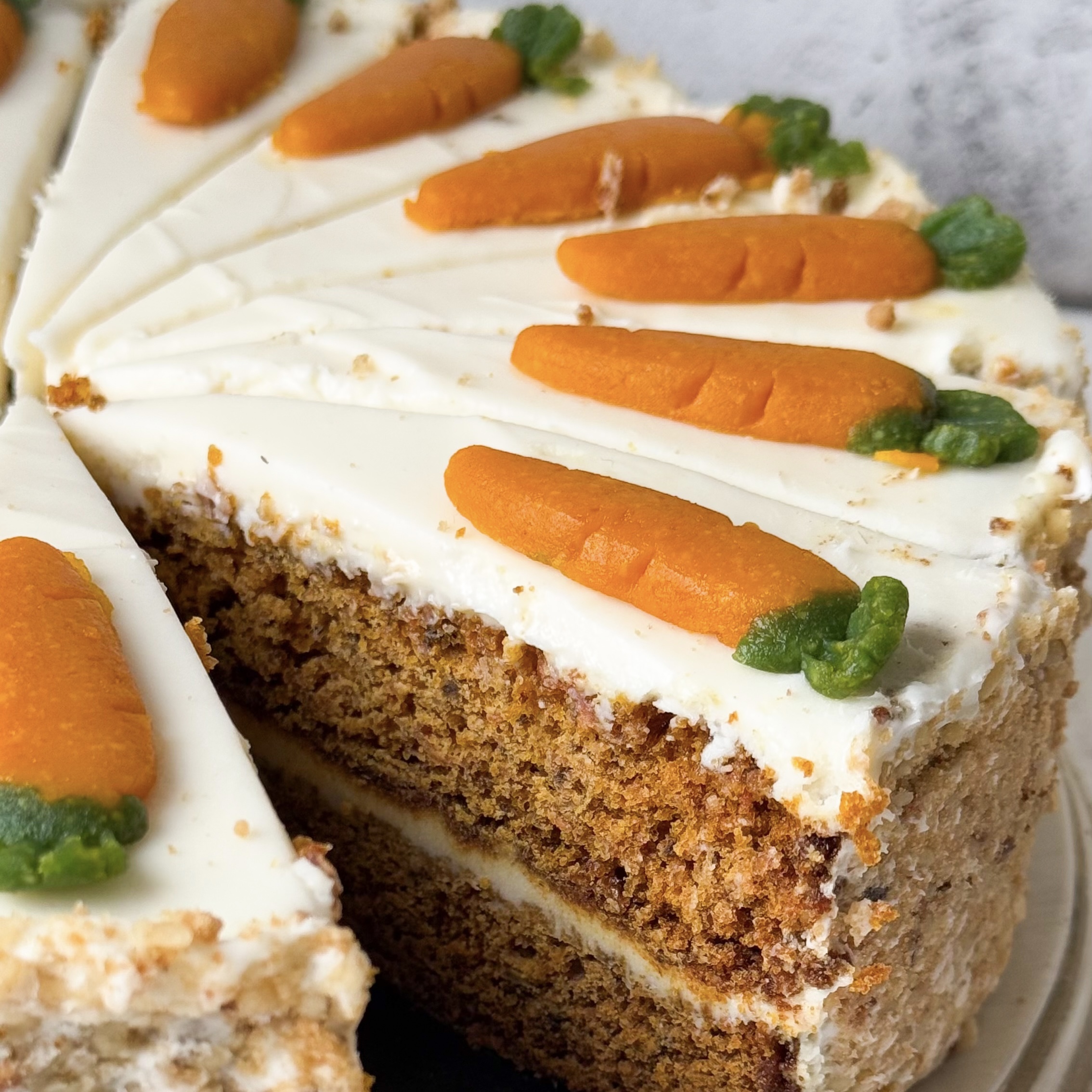 Коржи с добавлением моркови, ананаса, грецкого ореха, изюма пропитаны сливочным кремом. изображение 7