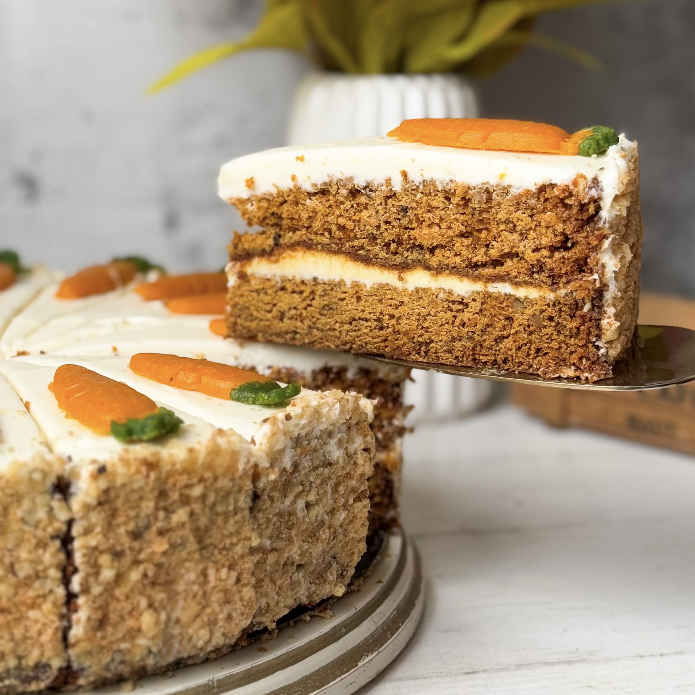 Коржи с добавлением моркови, ананаса, грецкого ореха, изюма пропитаны сливочным кремом. изображение 8