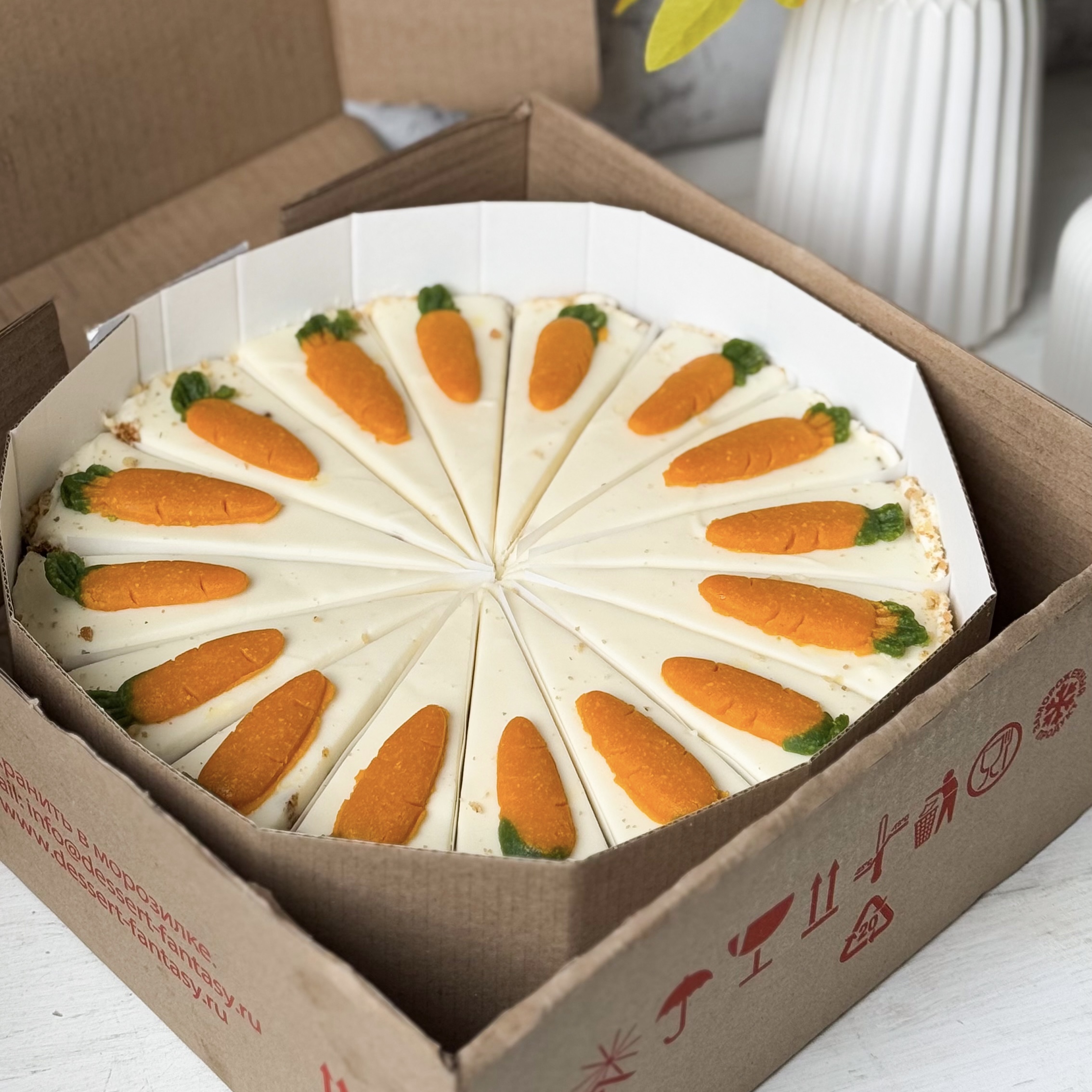 Коржи с добавлением моркови, ананаса, грецкого ореха, изюма пропитаны сливочным кремом. изображение 9