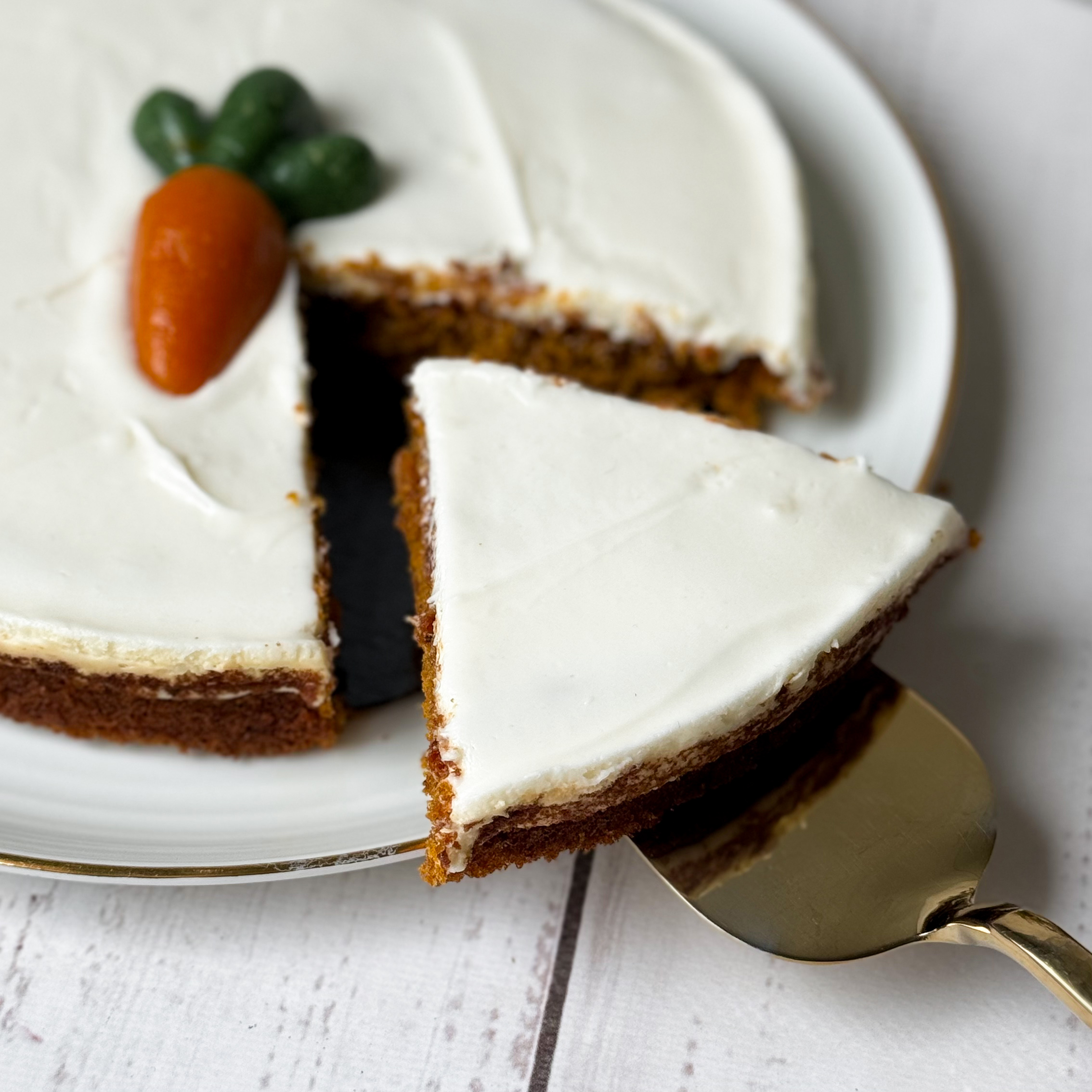 Коржи с добавлением моркови, ананаса, грецкого ореха, изюма пропитаны сливочным кремом. изображение 1