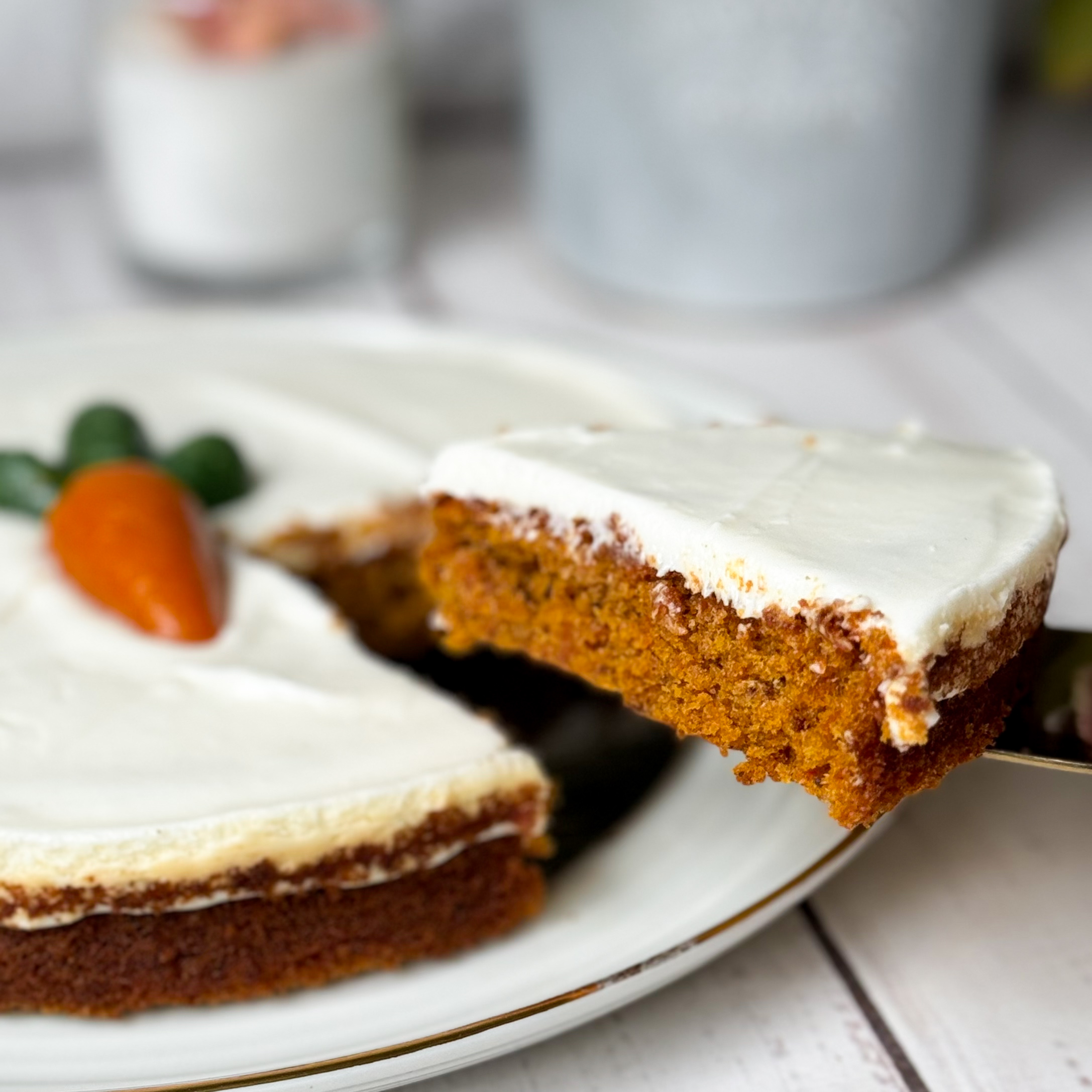 Коржи с добавлением моркови, ананаса, грецкого ореха, изюма пропитаны сливочным кремом. изображение 2