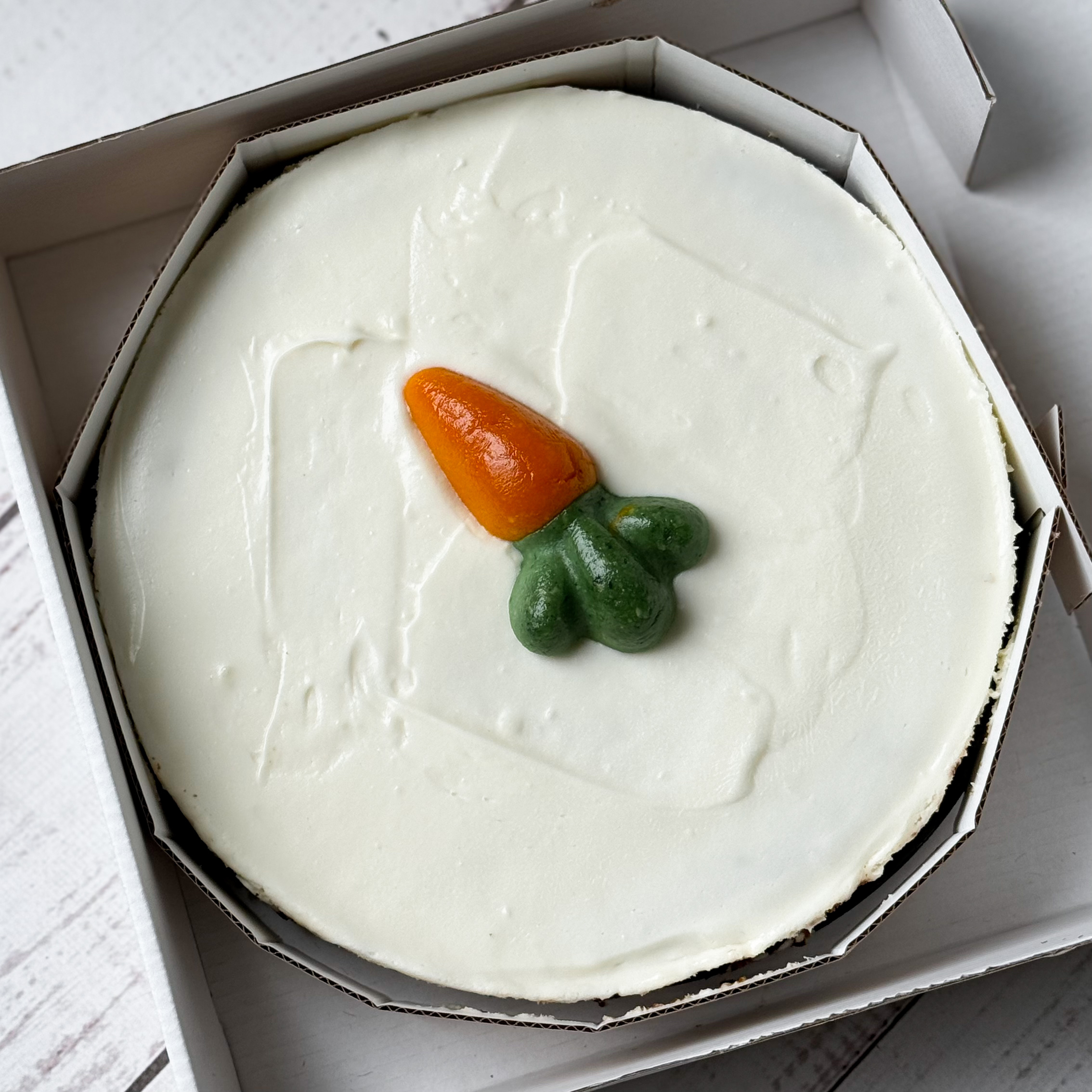 Коржи с добавлением моркови, ананаса, грецкого ореха, изюма пропитаны сливочным кремом. изображение 3