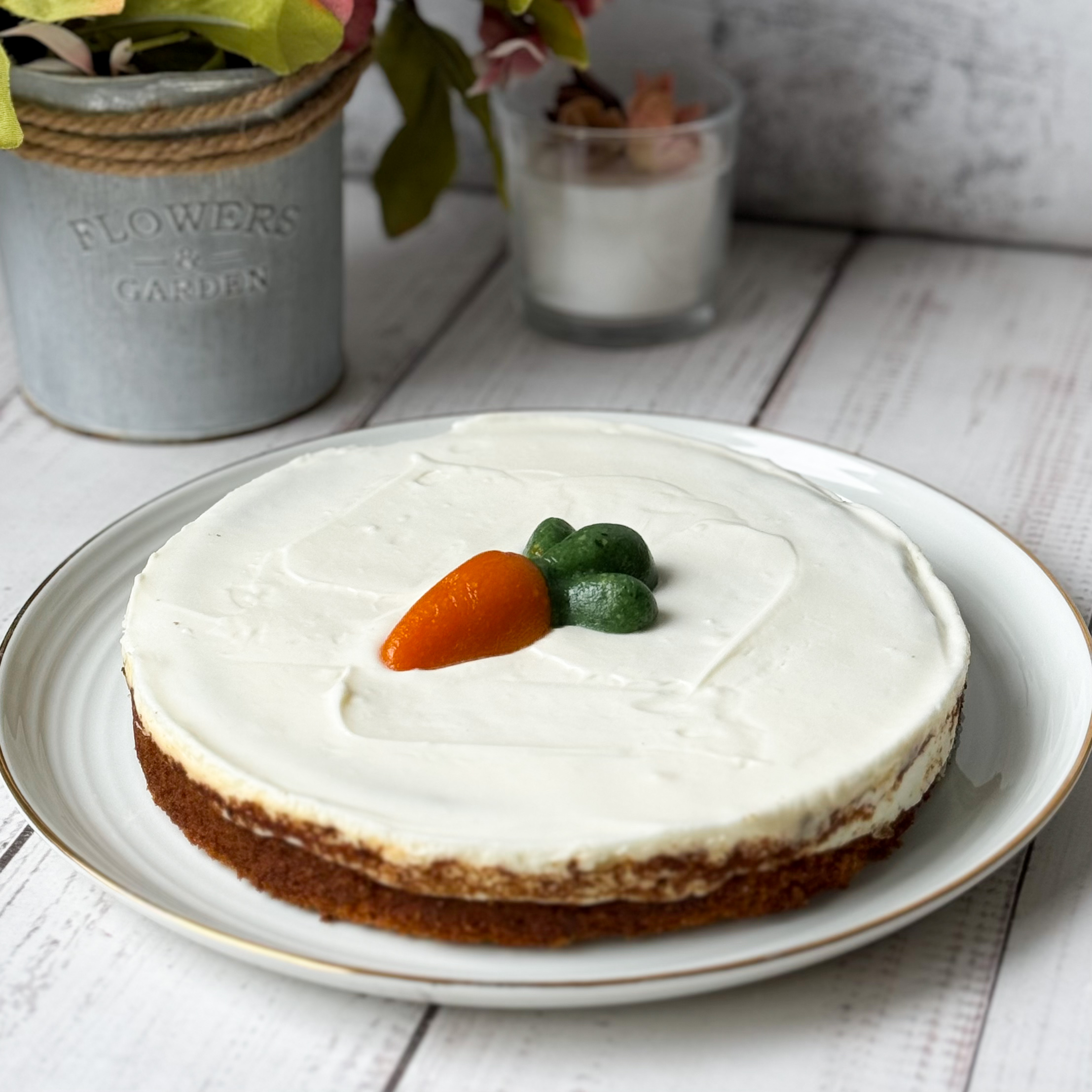 Коржи с добавлением моркови, ананаса, грецкого ореха, изюма пропитаны сливочным кремом. изображение 8