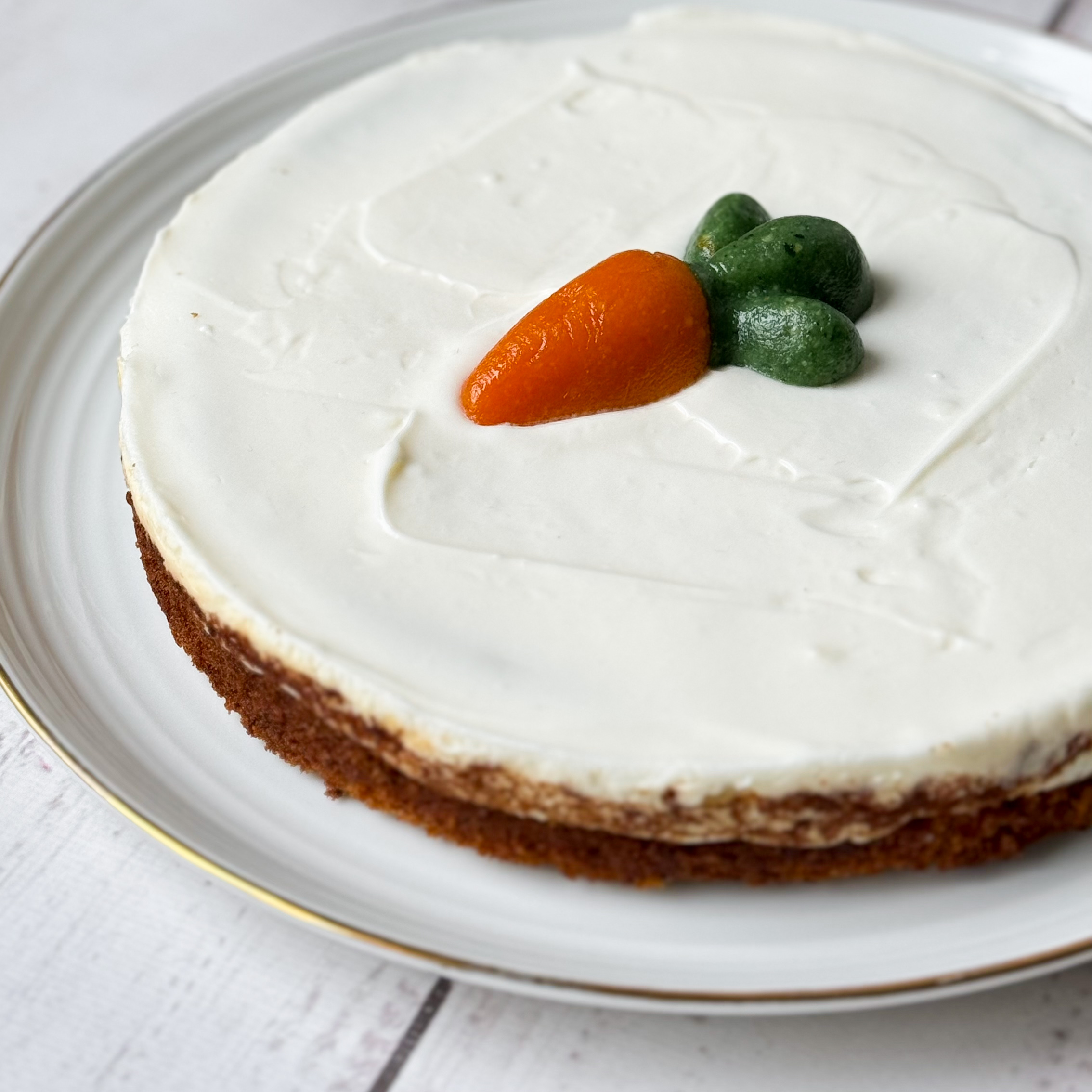 Коржи с добавлением моркови, ананаса, грецкого ореха, изюма пропитаны сливочным кремом. изображение 4