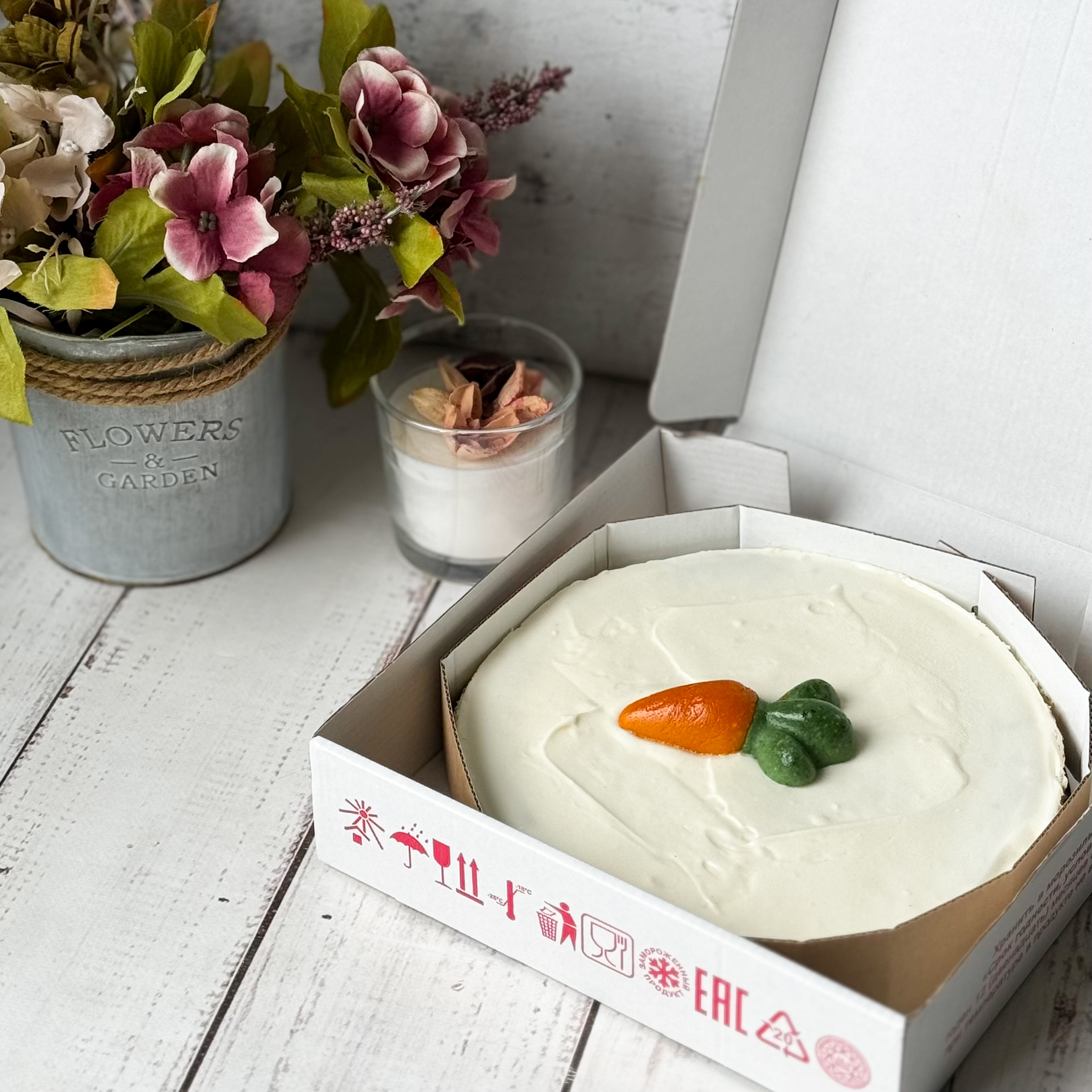 Коржи с добавлением моркови, ананаса, грецкого ореха, изюма пропитаны сливочным кремом. изображение 5